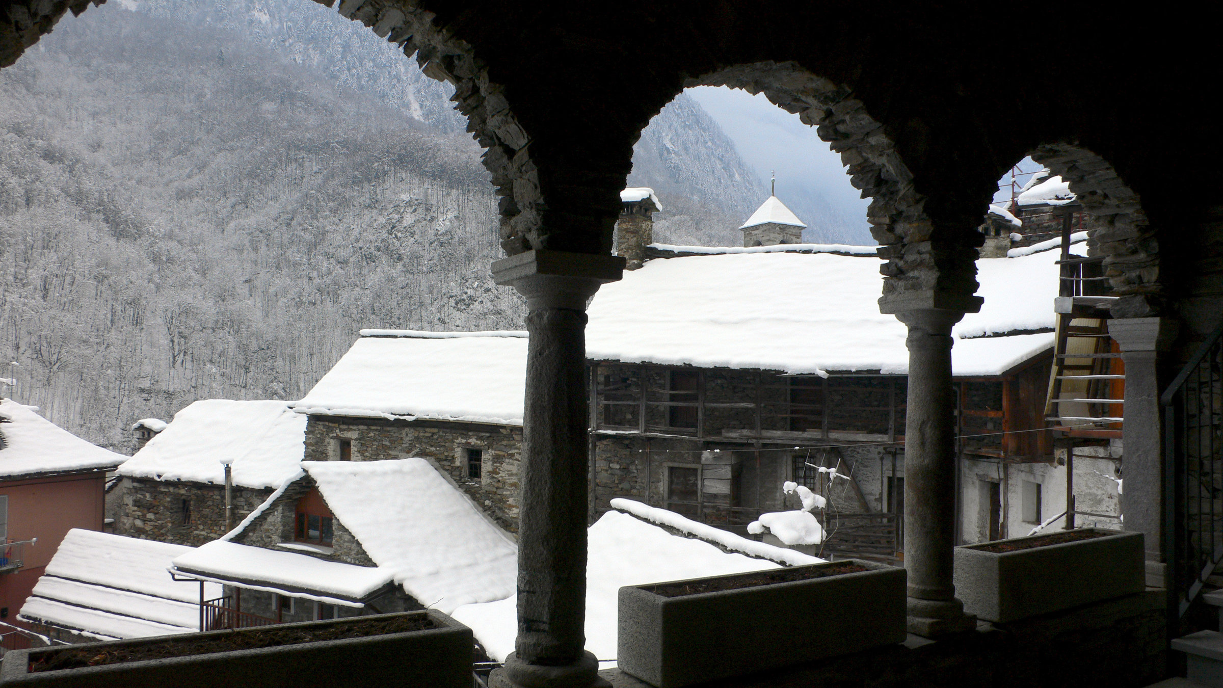 "Extrem! Licht und Schatten" - Dorf im Schatten: Viganella, Italien.