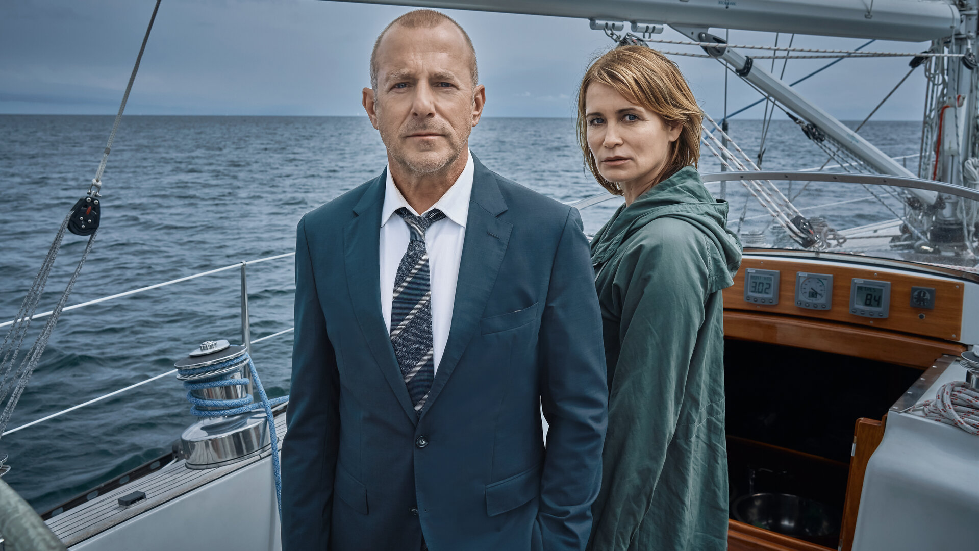 "Die Frau im Meer": Simon Kessler (Heino Ferch) und Silke Broder (Anja Kling) stehen nebeneinander auf einem Boot.