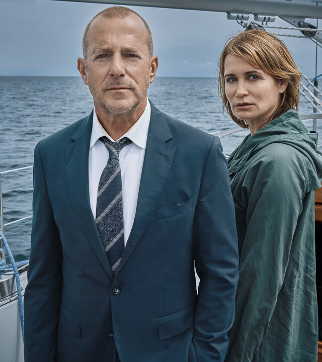 "Die Frau im Meer": Simon Kessler (Heino Ferch) und Silke Broder (Anja Kling) stehen nebeneinander auf einem Boot.