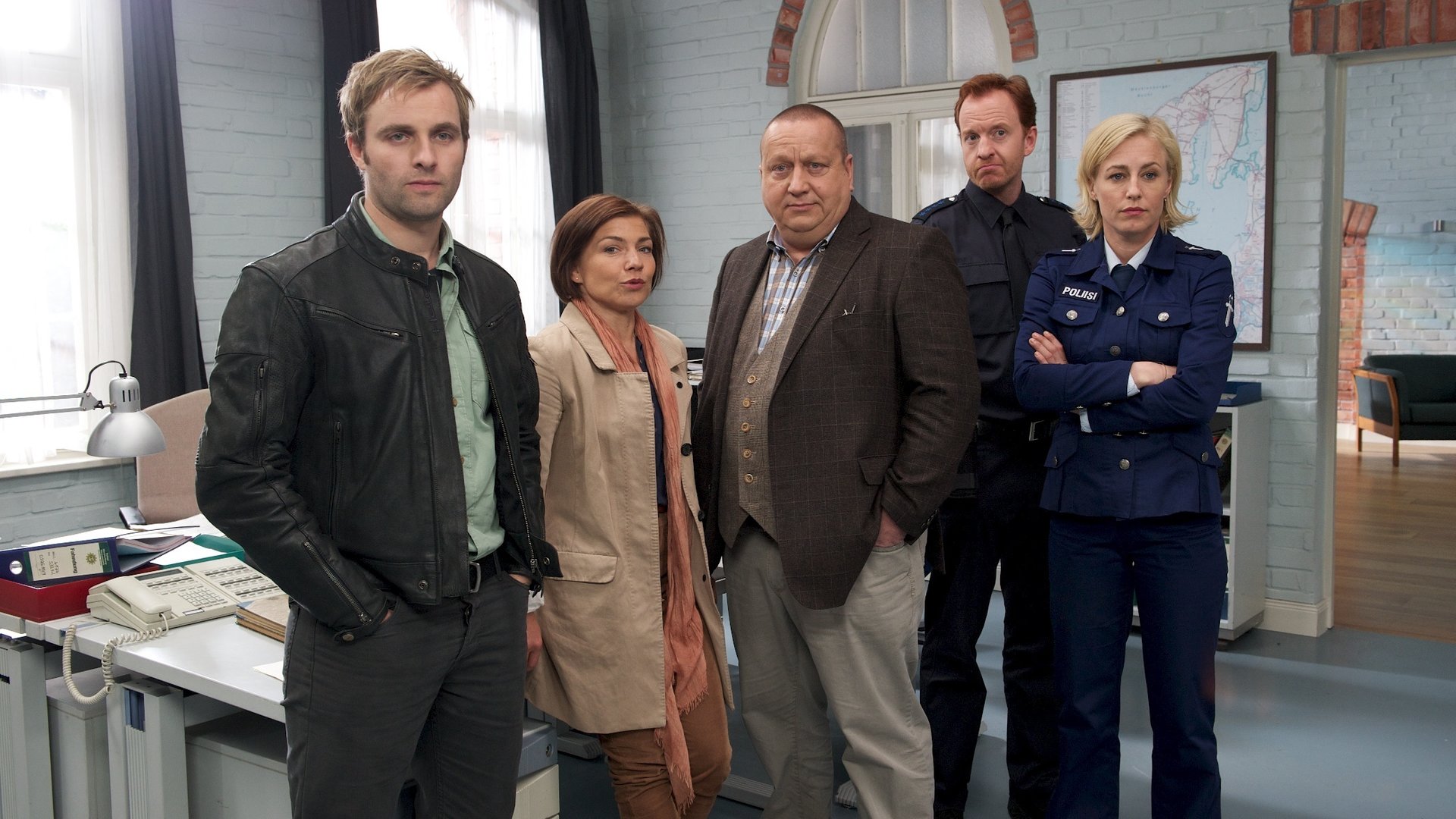 "SOKO Wismar - Steckschuss": Das SOKO-Team, bestehend aus Nils Theede (Jonas Laux), Katrin Börensen (Claudia Schmutzler), Jan Reuter (Udo Kroschwald), Kai Timmermann (Mathias Junge) und Leena Virtanen (Li Hagman), steht in einem Büro vor einem Schreibtisch nebeneinander und schaut nach vorne.