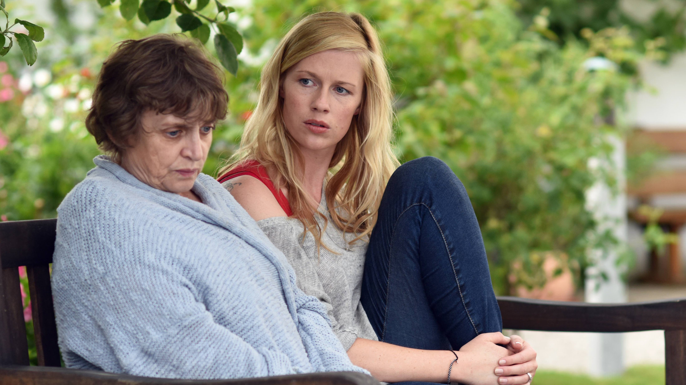 "Marie fängt Feuer - Allein war gestern": Luisa (Katharina Thalbach) und Marie (Christine Eixenberger) sitzen nebeneinander auf einer Parkbank. Marie sieht Luisa an, die nach unten schaut.