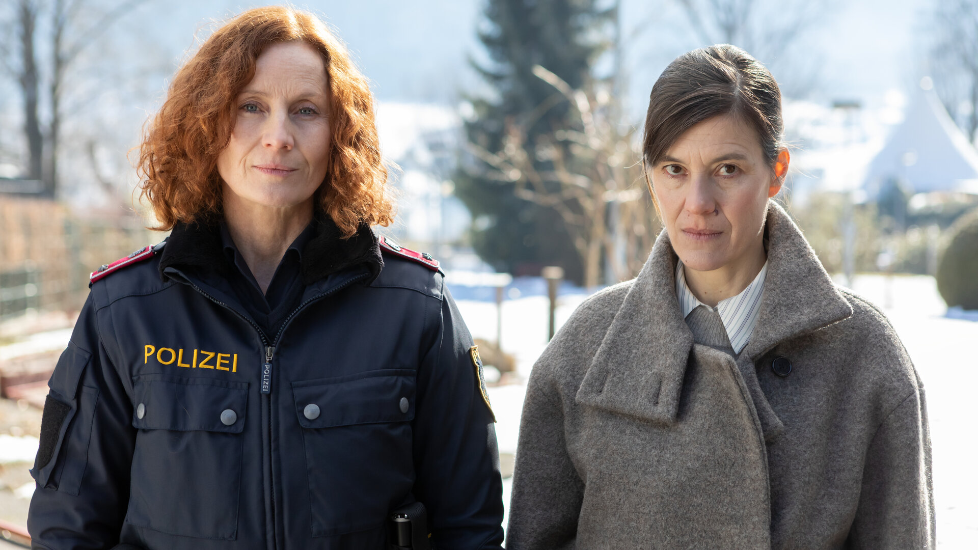 "Bis in die Seele ist mir kalt": Martina Schober (Jutta Fastian) und Chefinspektorin Acham (Pia Hierzegger) stehen zusammen auf der winterlichen Straße.