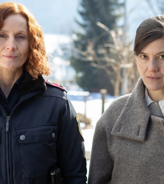 "Bis in die Seele ist mir kalt": Martina Schober (Jutta Fastian) und Chefinspektorin Acham (Pia Hierzegger) stehen zusammen auf der winterlichen Straße.