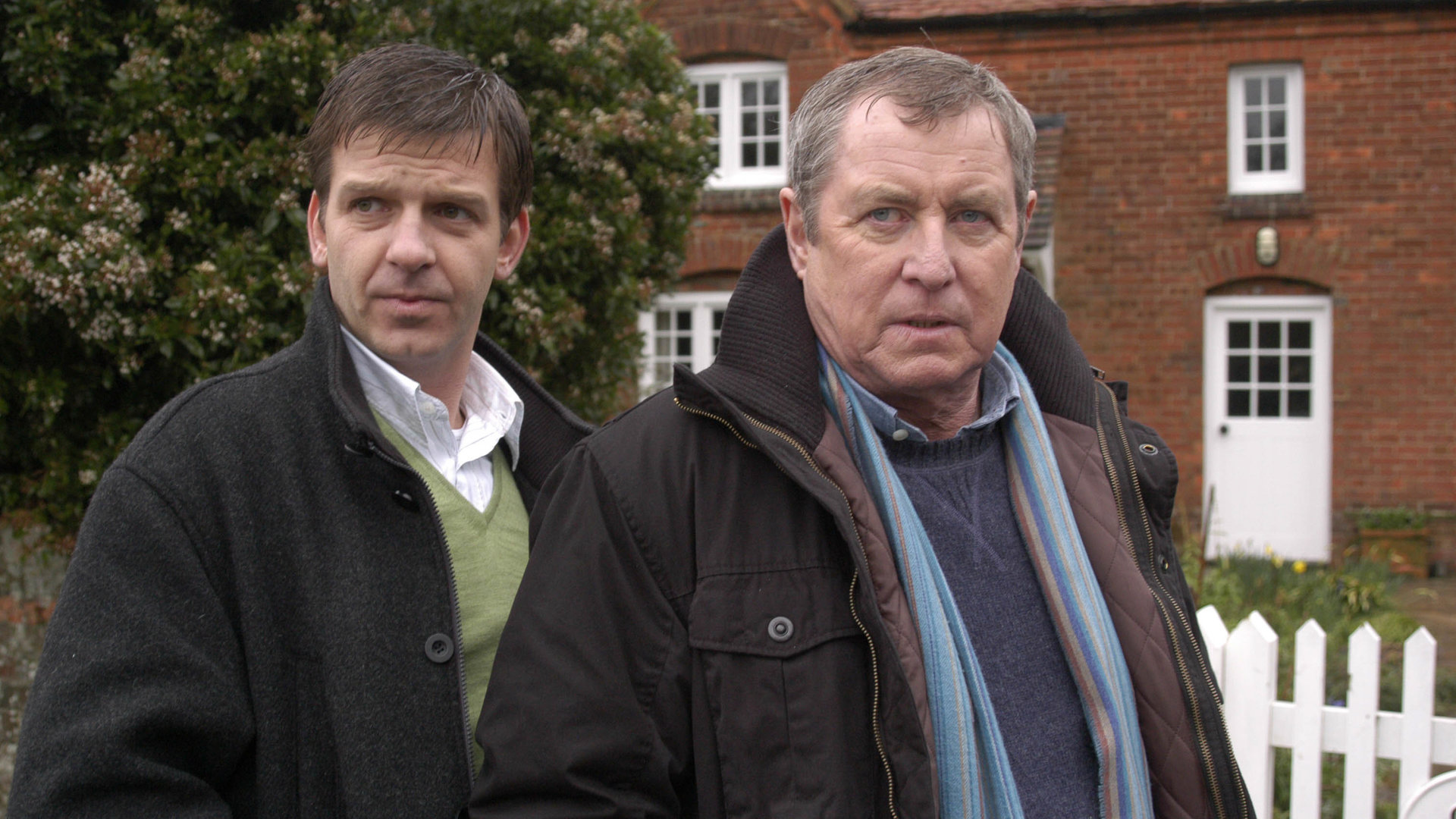 "Inspector Barnaby - Geliebt, gejagt, getötet": DS Ben Jones (Jason Hughes) und DCI Tom Barnaby (John Nettles) in Nahaufnahme.