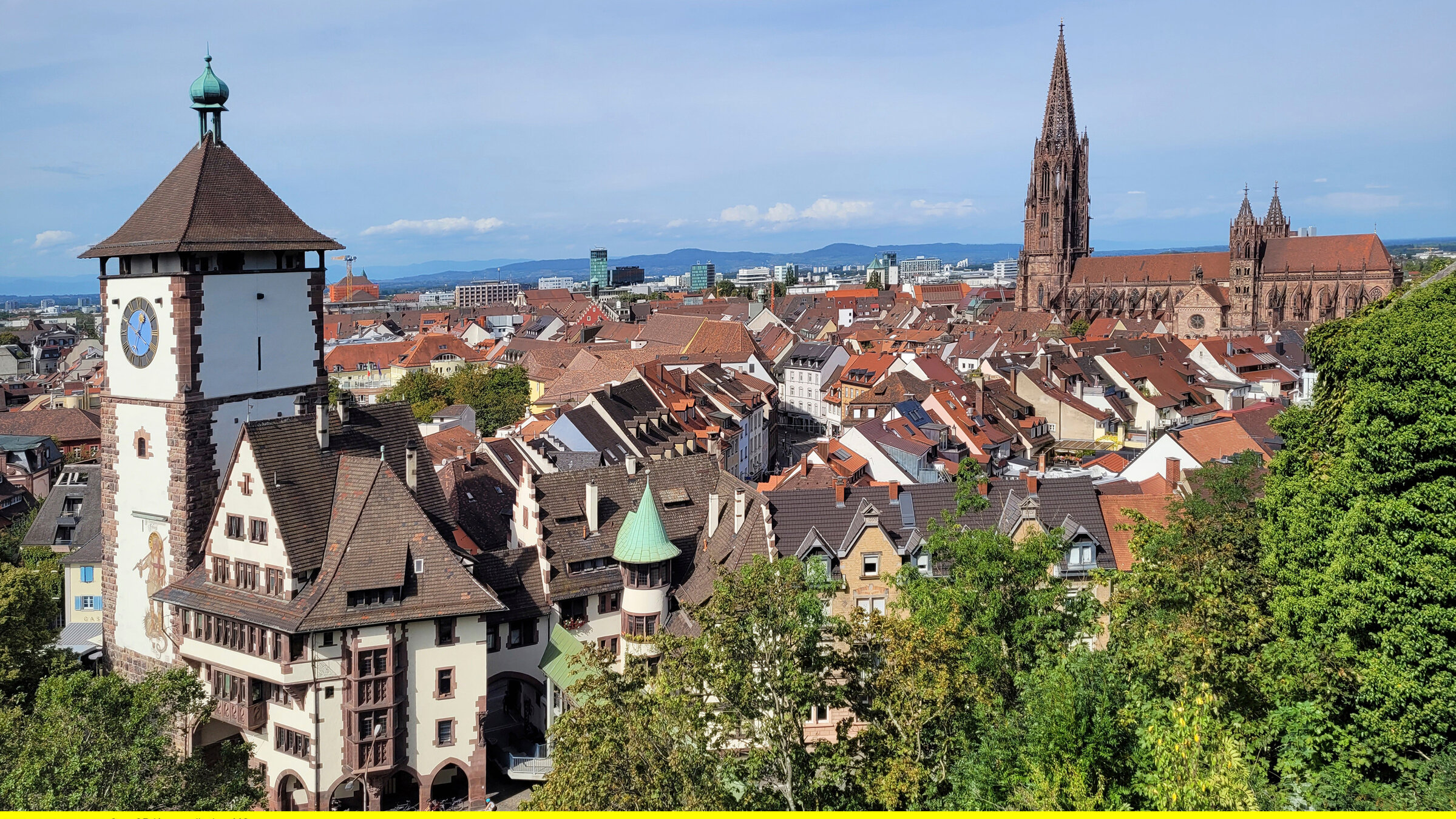 "Freiburg, da will ich hin!": Blick vom Schlossberg auf Freiburg mit Schwabentor und MÃ¼nster.