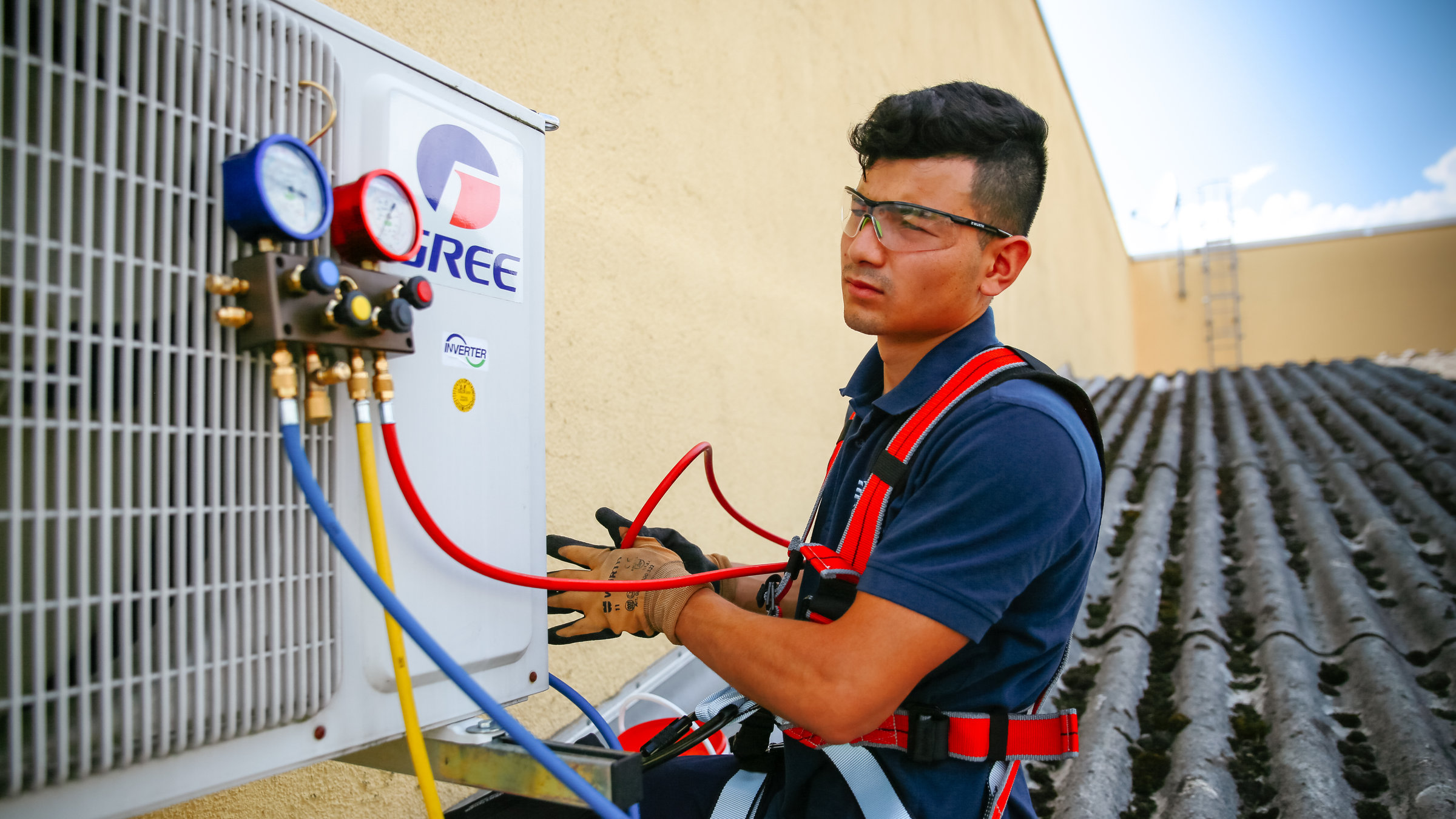 "37°: Dann wäre ich ein gemachter Mann - Samirs Lehrjahre in Deutschland": Samir moniert ein Klimagerät auf einem Hausdach.