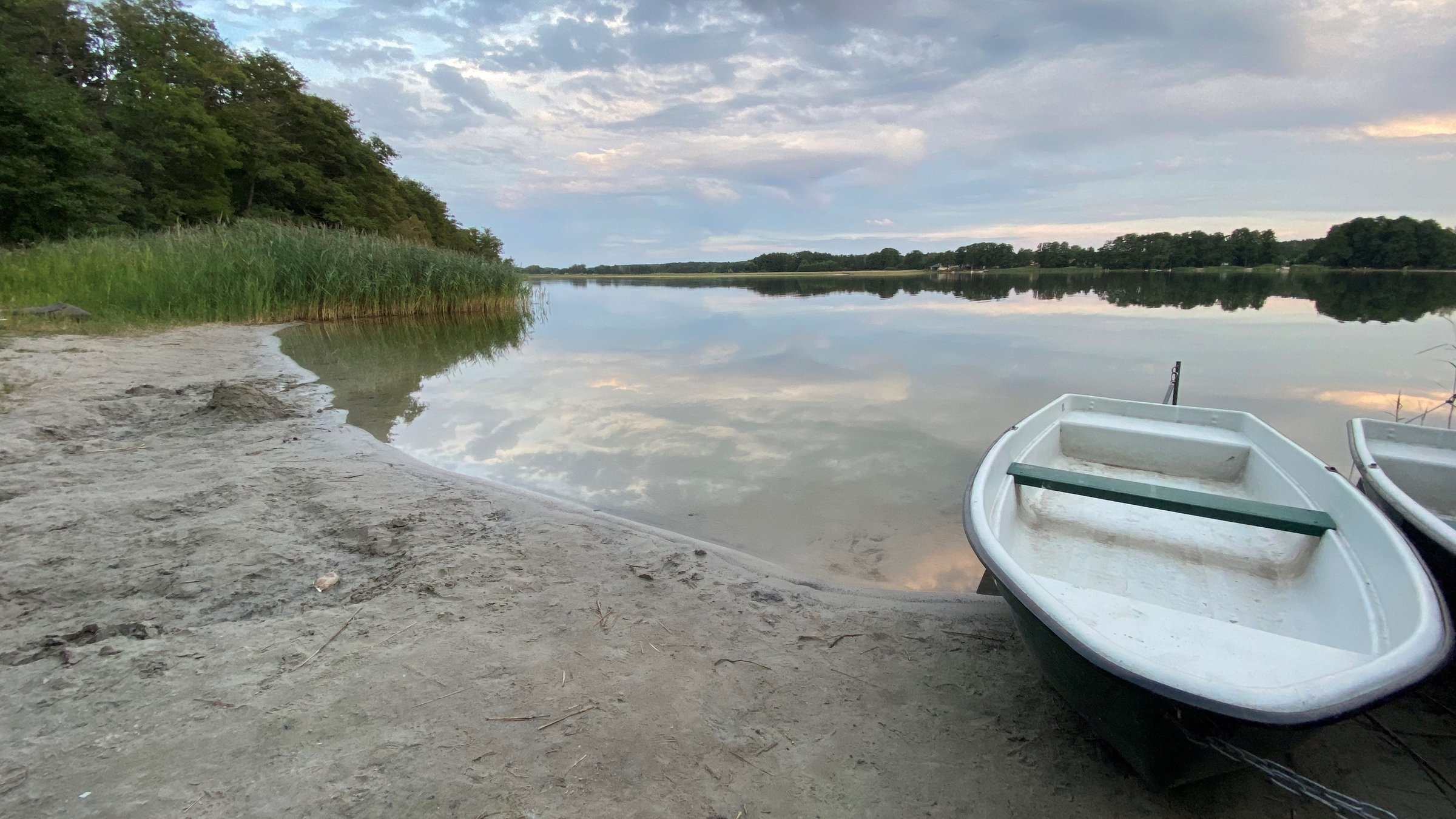 "Terra Xpress: Ausgetrocknet - Wenn Seen verschwinden": Der Seddiner See in Brandenburg, am Ufer zwei Ruderboote.