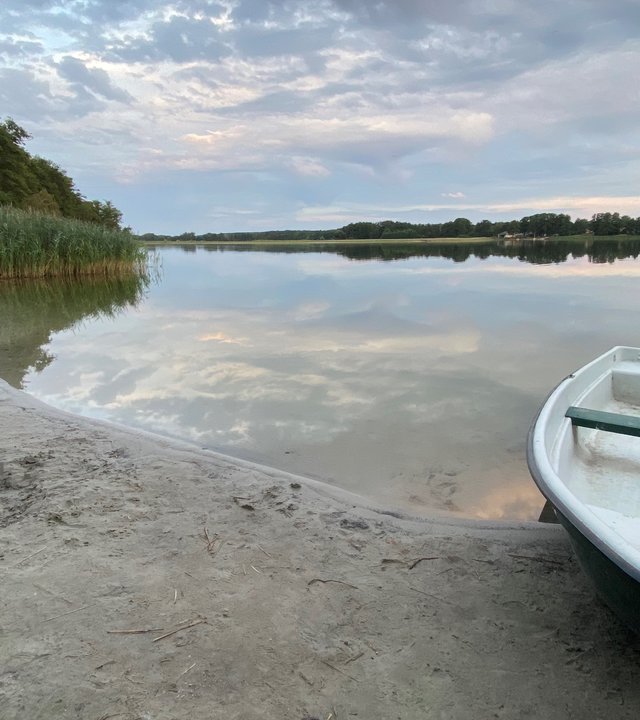 "Terra Xpress: Ausgetrocknet - Wenn Seen verschwinden": Der Seddiner See in Brandenburg, am Ufer zwei Ruderboote.