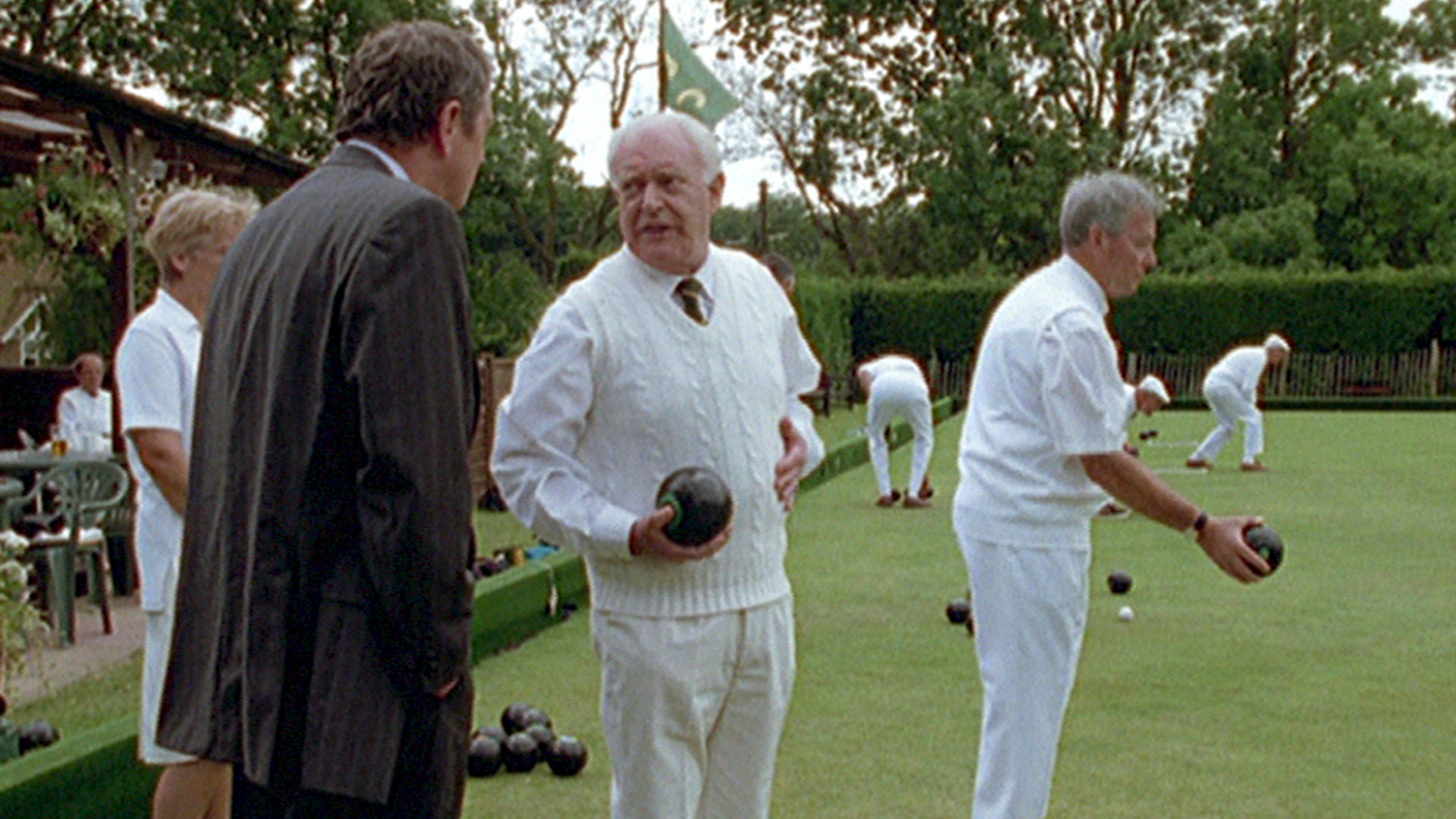 "Inspector Barnaby - Der Würger von Raven''s Wood": Inspector Barnaby (John Nettles) trifft auf seine  pensionierten Kollegen George Meakham (Frank Windsor), die auf einer Wiese Bowls spielen.