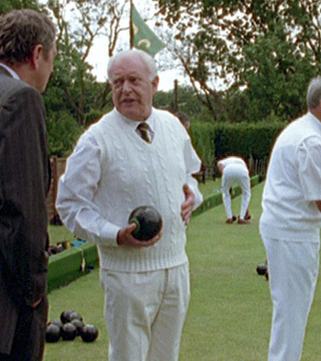 "Inspector Barnaby - Der Würger von Raven''s Wood": Inspector Barnaby (John Nettles) trifft auf seine  pensionierten Kollegen George Meakham (Frank Windsor), die auf einer Wiese Bowls spielen.