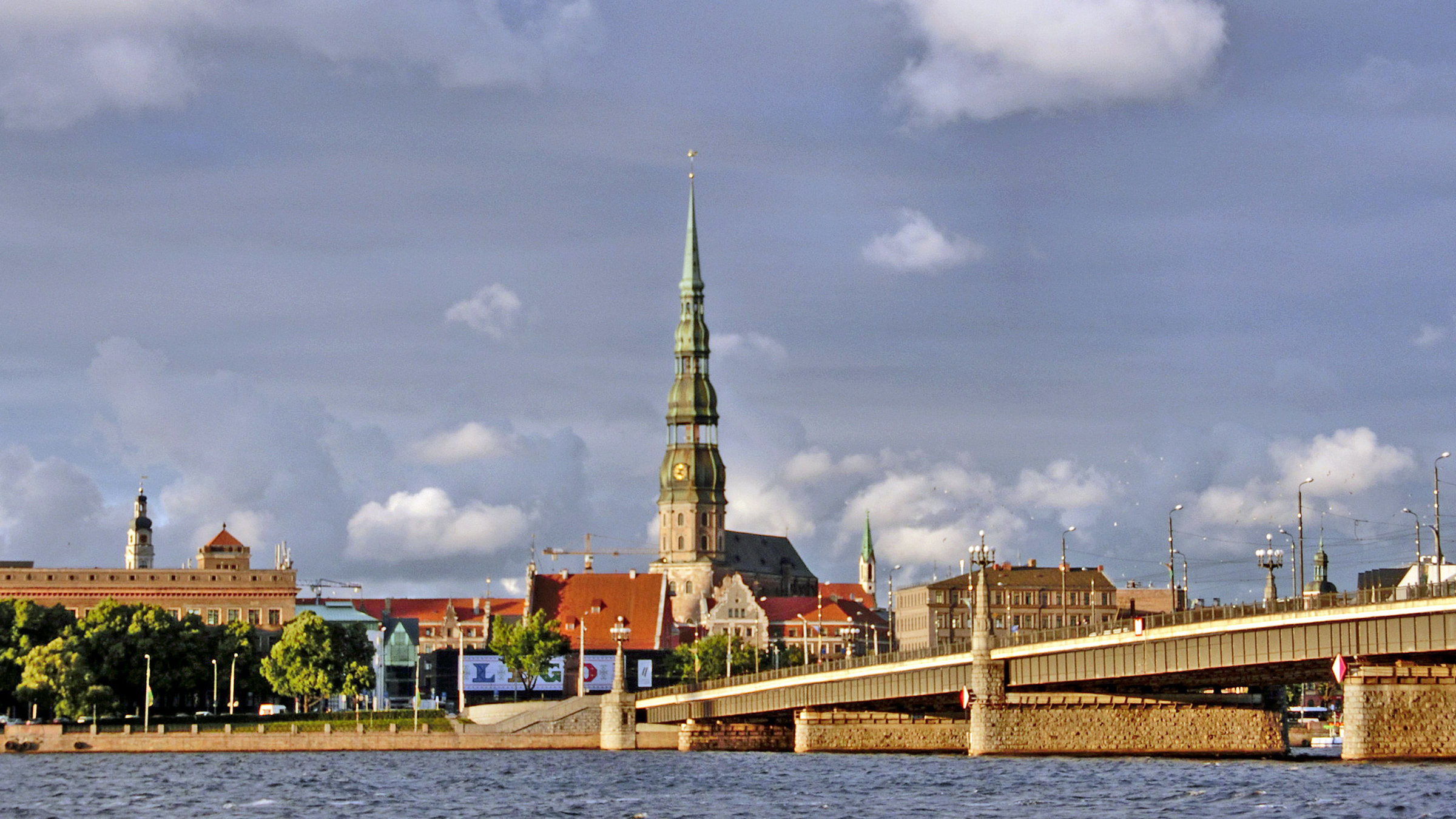 "Lettland, Zauberwelt im Herzen des Baltikums" - Blick auf Riga in Lettland; in der Mitte die Petrikirche im Zentrum der Rigaer Altstadt.