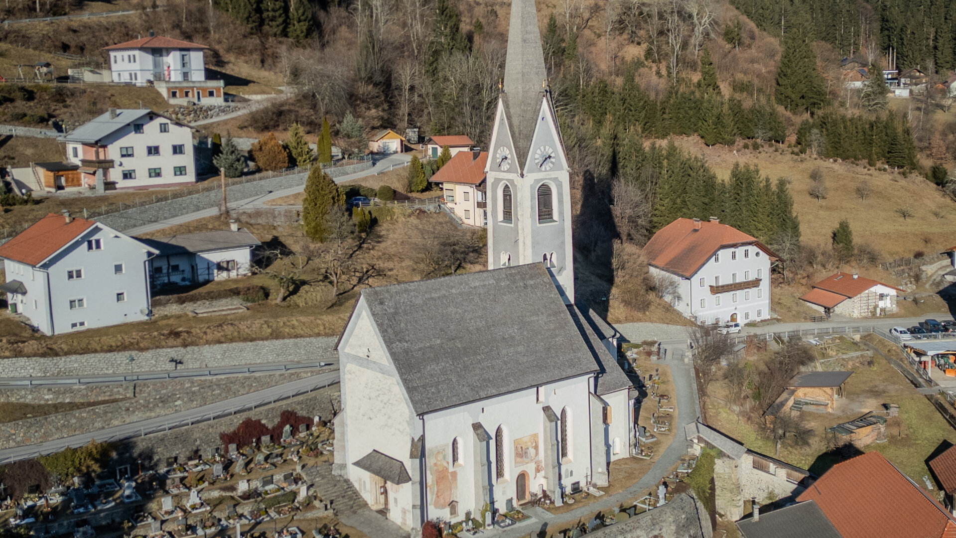 "Katholischer Gottesdienst zum Palmsonntag: Im Jubel gefeiert - im Leid getragen": Außenaufnahme aus der Vogelperspektive der Pfarrkirche Berg im Drautal.