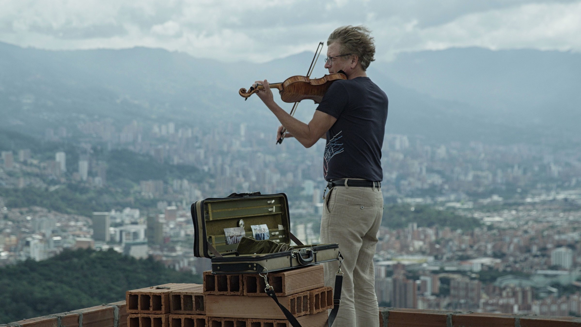 "'Diesen Kuss der ganzen Welt' – Beethoven heute": Ein Mann steht auf einem Dach über der kolumbianischen Stadt Medellín und spielt Geige.