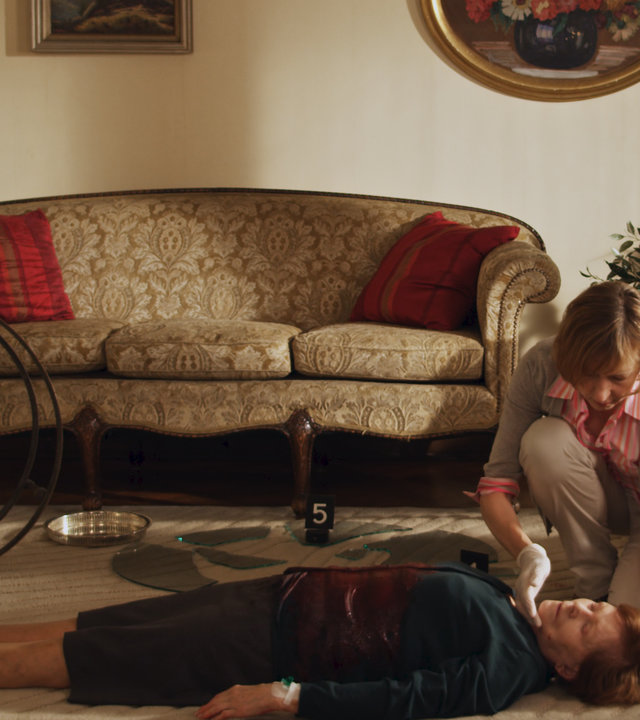 "SOKO Wismar - Barvermögen": In ihrem Wohnzimmer liegt Henriette Schäfer (Doris Abeßer) tot auf dem Boden. Helene Sturbeck (Katharina Blaschke) hockt neben der Leiche.