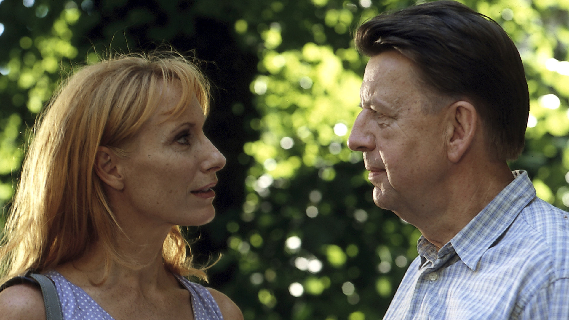 "Der letzte Zeuge - Späte Liebe": Joe Hoffer (Jörg Gudzuhn) und die Sachbuchautorin Dr. Patricia Marr (Andrea Sawatzki) stehen sich nah gegenüber und schauen sich an.