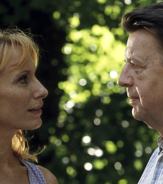 "Der letzte Zeuge - Späte Liebe": Joe Hoffer (Jörg Gudzuhn) und die Sachbuchautorin Dr. Patricia Marr (Andrea Sawatzki) stehen sich nah gegenüber und schauen sich an.