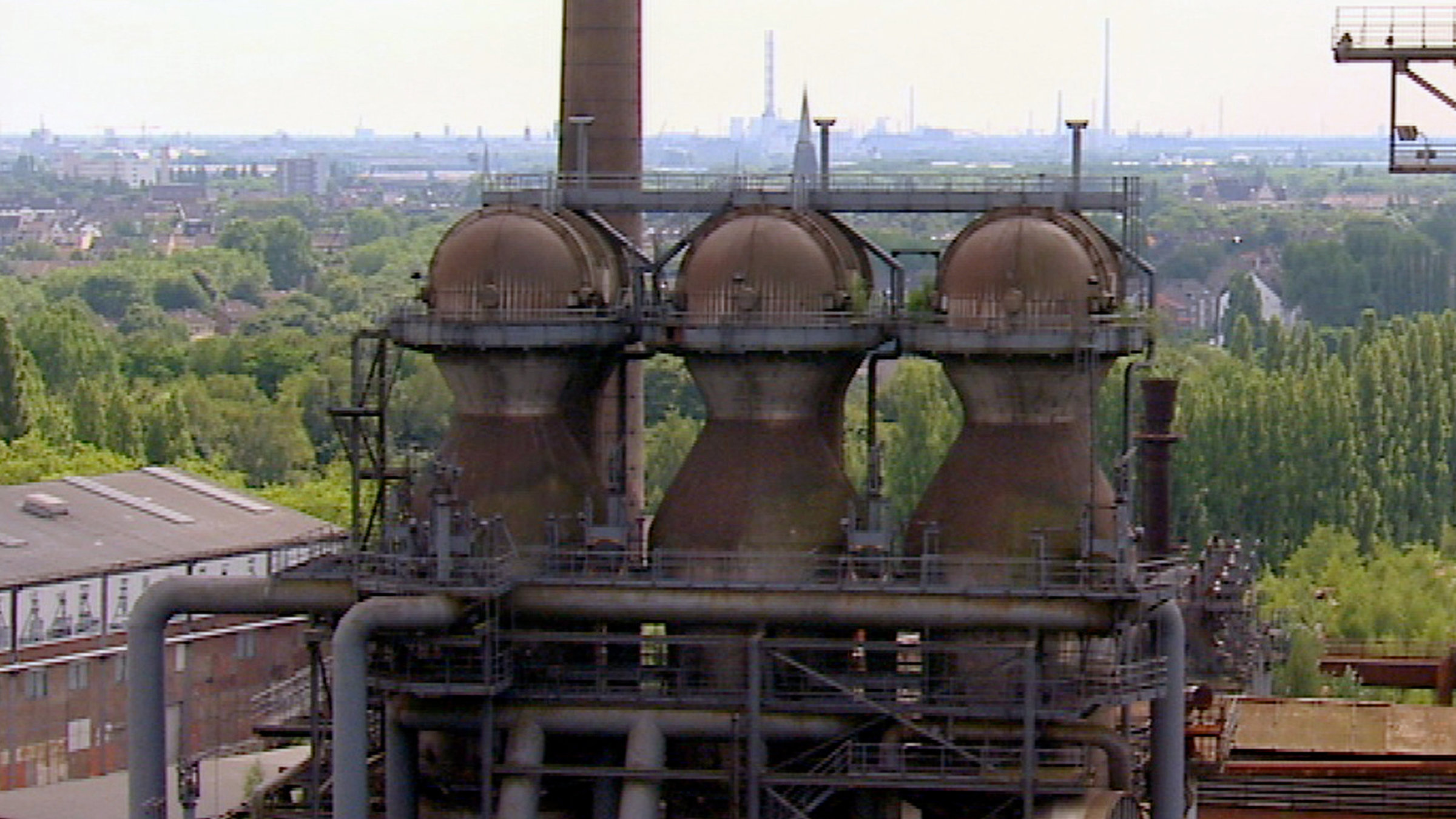 Reisewege Deutschland: Der Pott ist grün" - Seit Stilllegung der Hochöfen ist der Landschaftspark Duisburg Nord mit zahlreichen Kultur- und Freizeitangeboten einer der größten Anziehungspunkte für Besucher im Ruhrgebiet.