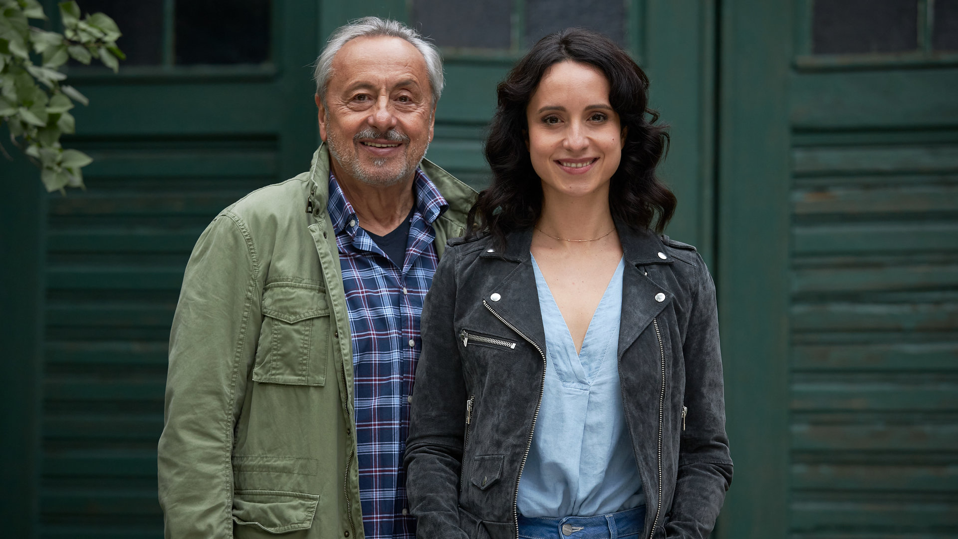 "Stubbe  -Tödliche Hilfe": Vater Wilfried Stubbe (Wolfgang Stumph) und Tochter Christiane (Stephanie Stumph) schauen lächelnd in die Kamera.