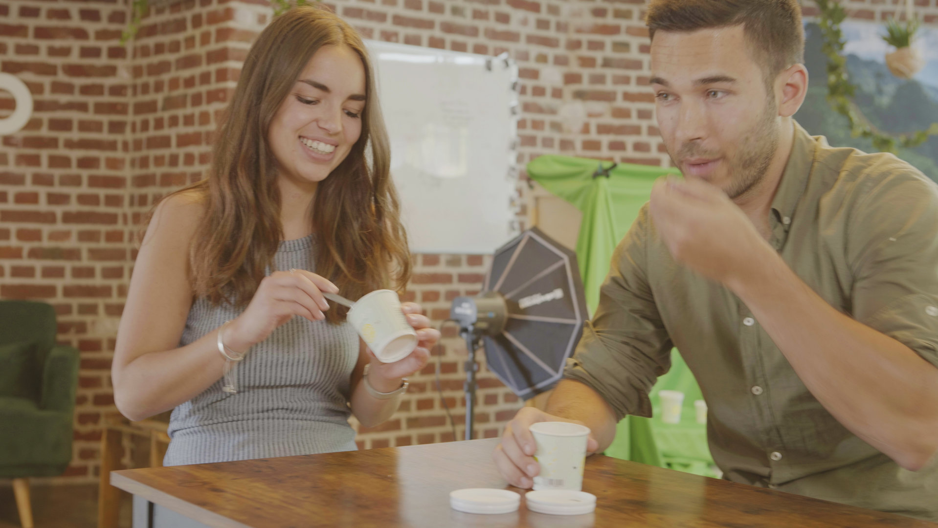 "plan b: Becher, Waffel oder Eis am Stiel - Revolution aus der Kühltruhe": Nomoo-Gründer Rebecca Göckel und Jan Grabow sitzen an einem Tisch und essen Eis.