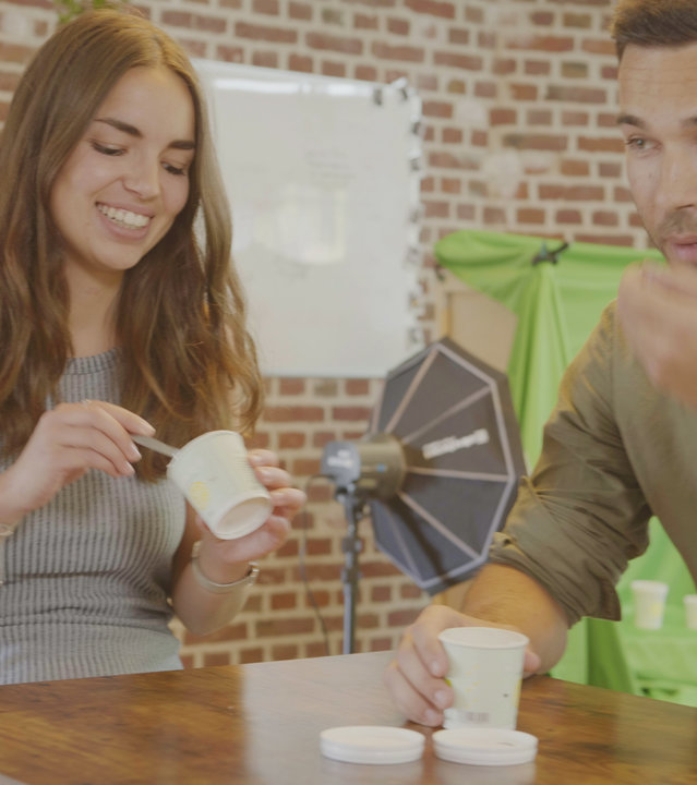 "plan b: Becher, Waffel oder Eis am Stiel - Revolution aus der Kühltruhe": Nomoo-Gründer Rebecca Göckel und Jan Grabow sitzen an einem Tisch und essen Eis.