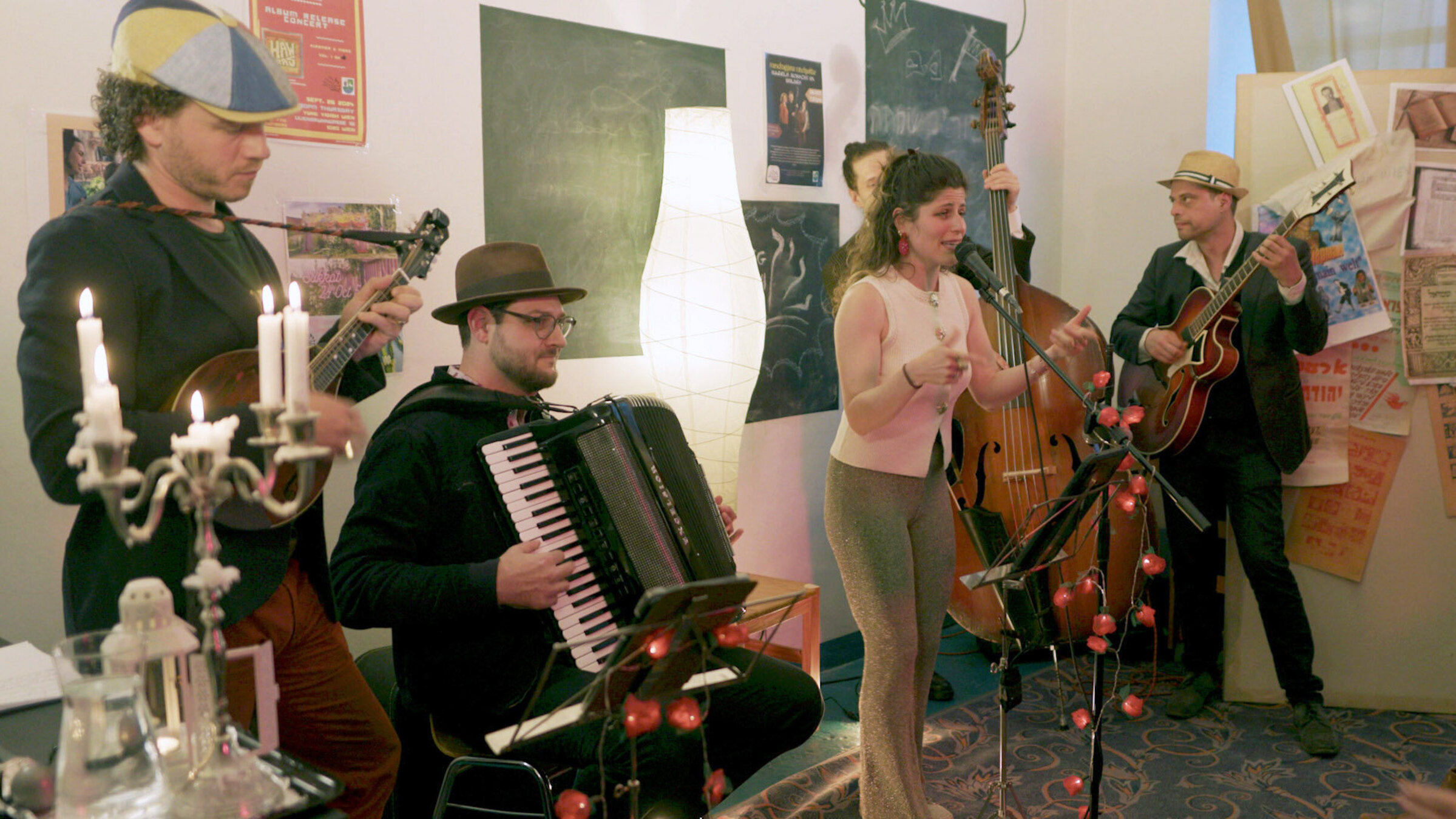 "Jüdisches Wien heute": Künstlerin Leah Kalish bei einem Auftritt im Kulturzentrum „Yung Yidish Wien“.