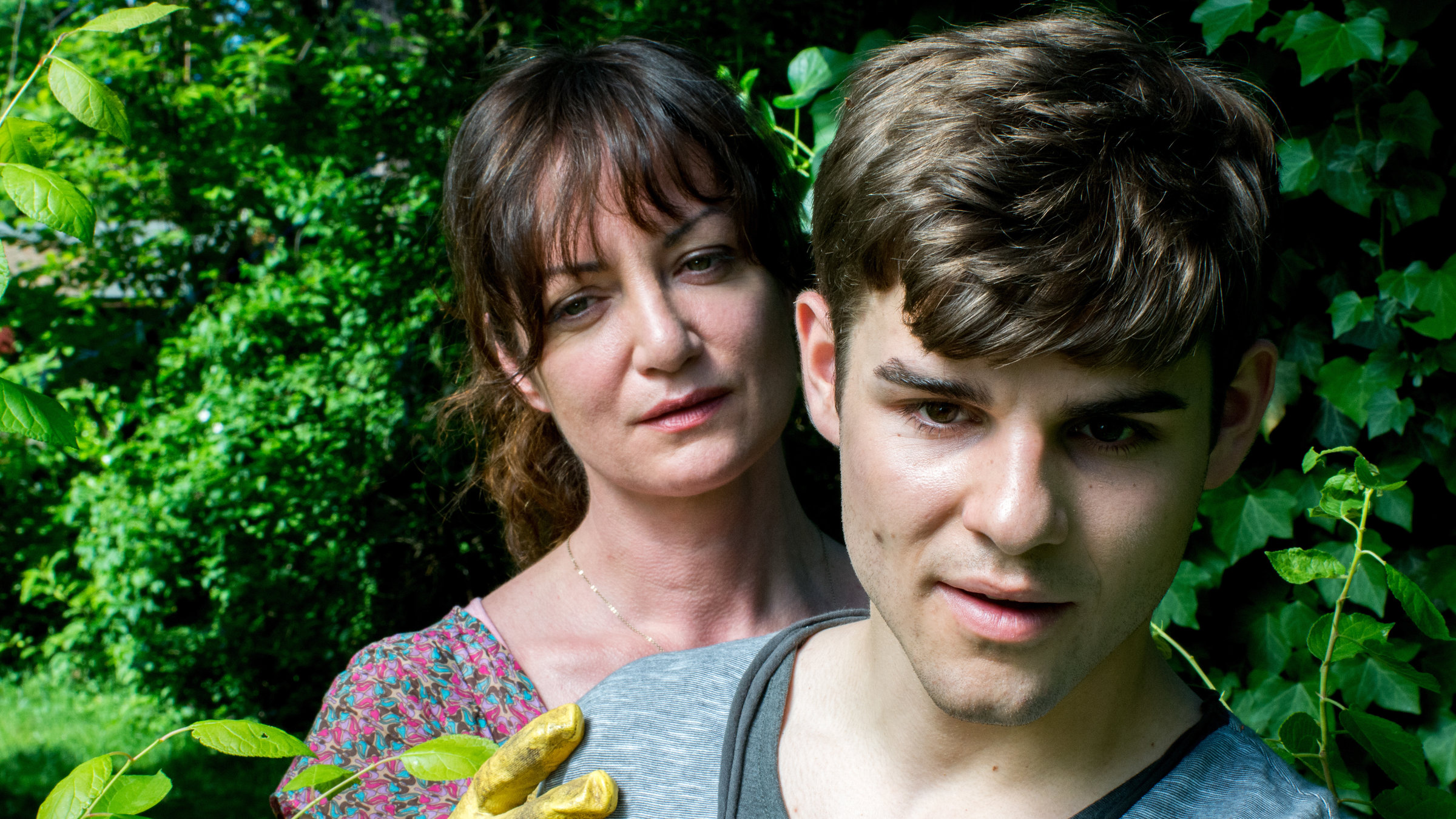 "Die Mutter des Mörders": Maria (Natalia Wörner) und Matis (Lucas Reiber) im Garten.