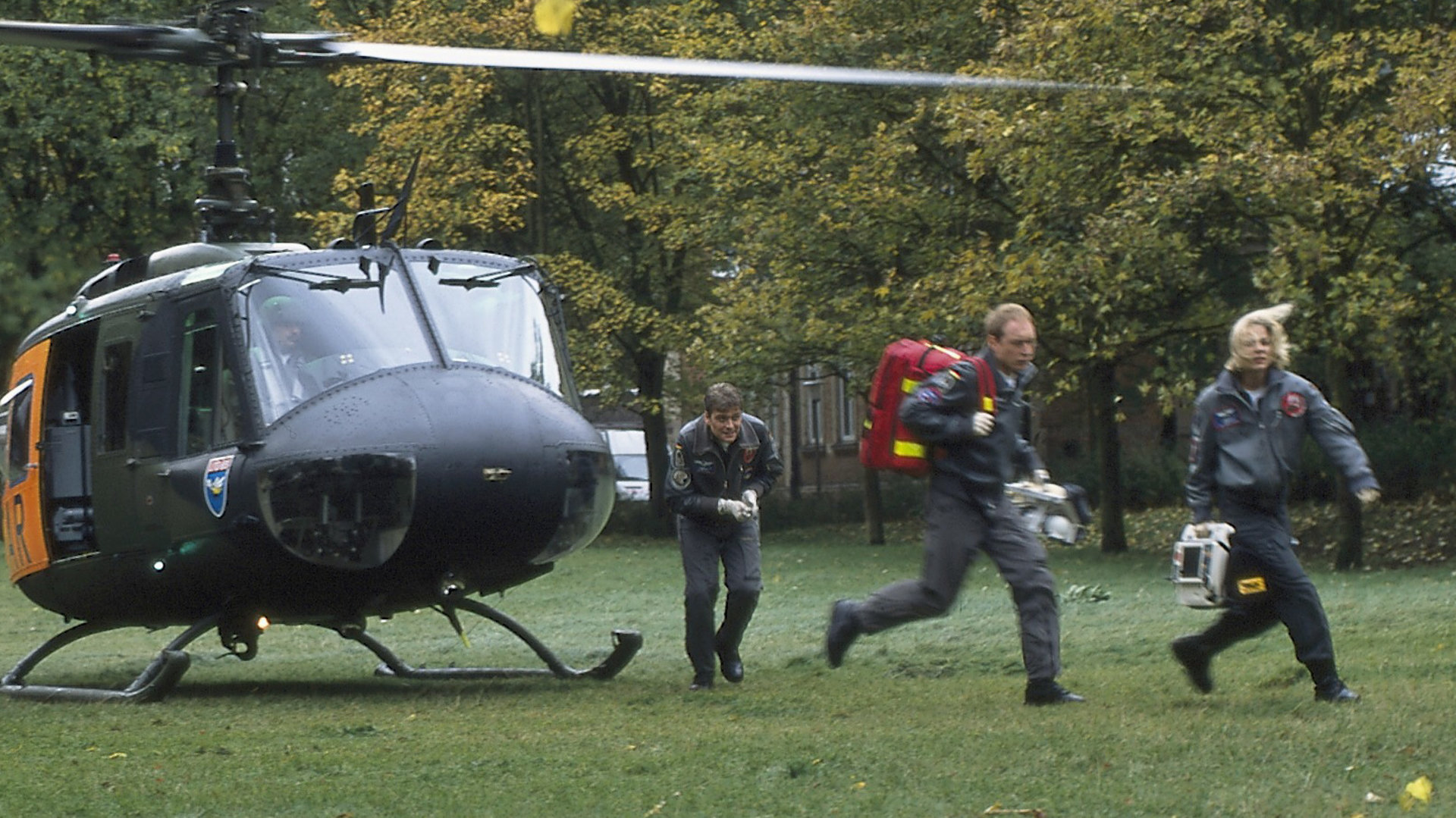 "Die Rettungsflieger - Trennung tut weh": Sabine (Marlene Marlow), Paul (Rainer Sellien) und Wollcke eilen aus dem gerade gelandeten Hubschrauber.