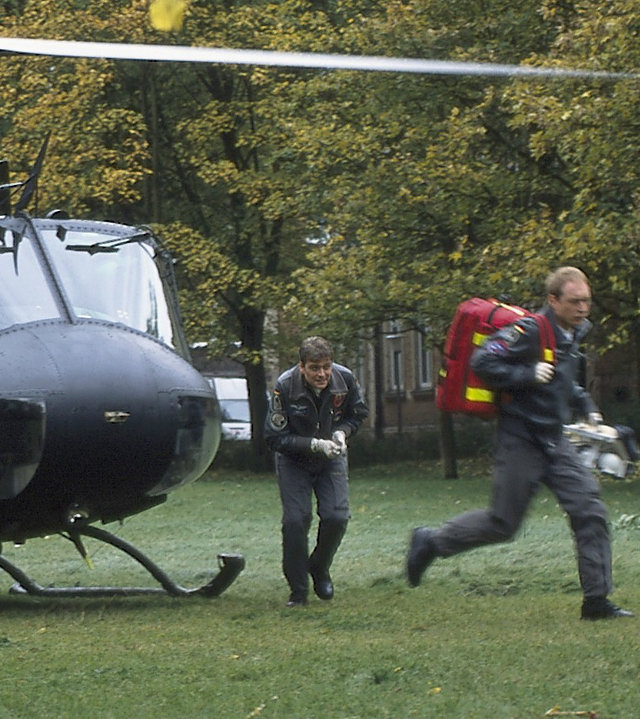 "Die Rettungsflieger - Trennung tut weh": Sabine (Marlene Marlow), Paul (Rainer Sellien) und Wollcke eilen aus dem gerade gelandeten Hubschrauber.