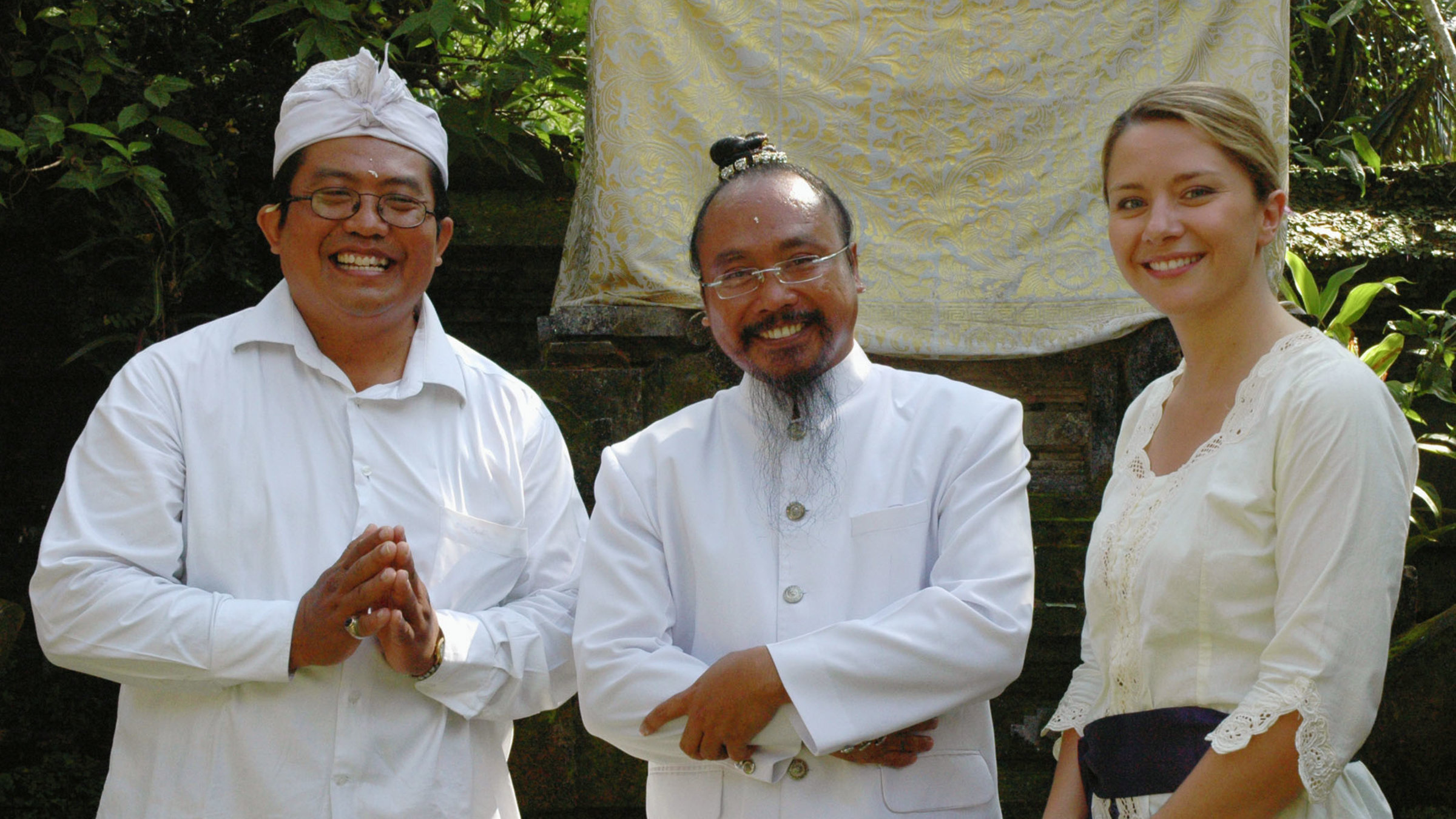 "unterwegs - Bali": Moderatorin Wasiliki Goutziomitros mit traditionell gekleideten Balinesen