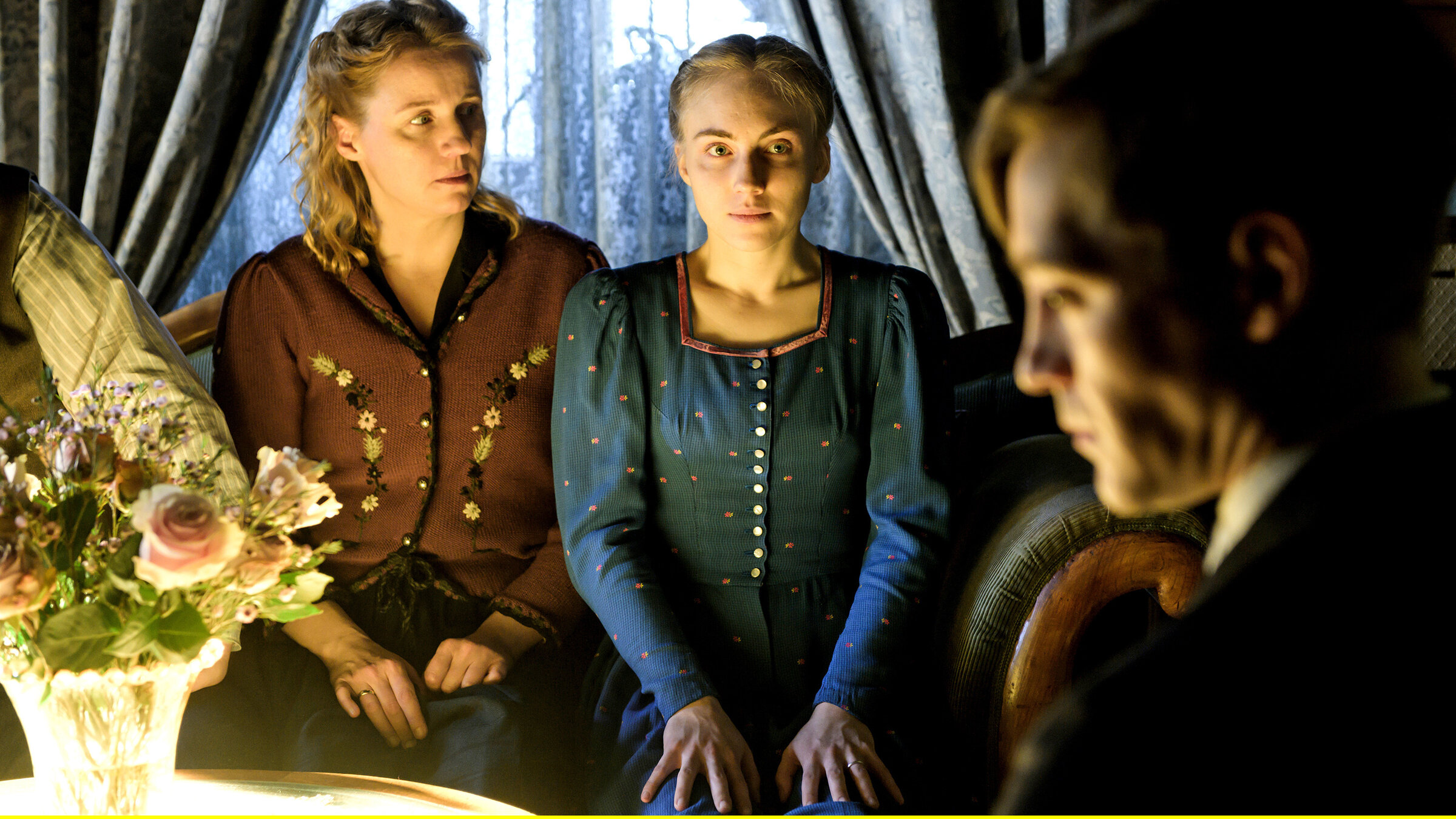 "Ein Hauch von Amerika (4/6) - Vergiss die Amis": Marie (Elisa Schlott) muss sich entscheiden und kann nur hoffen, dass ihre Mutter Luise (Winnie Böwe) sie unterstützen wird: Kann sie Siegfried (Jonas Nay) wirklich heiraten? Obwohl sie ahnt, dass sie nicht glücklich werden?