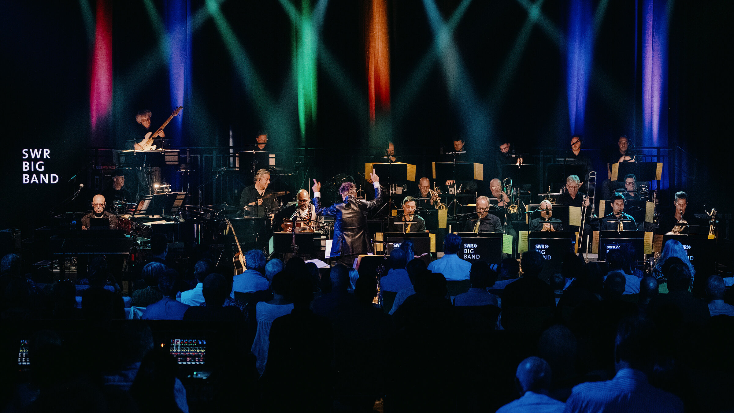 "SWR Bigband - Heimspiel # 18.01 - mit John Beasley": John Beasley ist ebenso wie die SWR Big Band vielfach für den Grammy nominiert worden und hat bereits 2 begehrte Trophäen bekommen für jeweils das beste Arrangement, u.a. für "Scrapple from the apple" aus dem SWR Big Band Album "Bird Lives".
