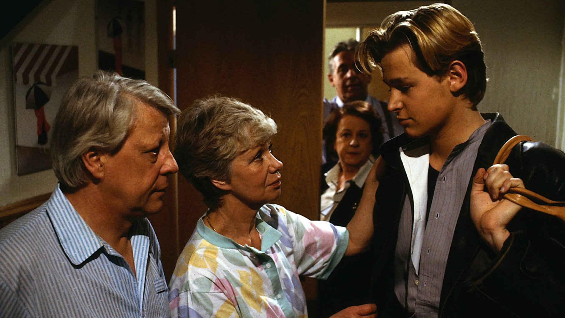 "Die Wicherts von nebenan: Auf Inspektion": Andy (Henrik Martz) kommt ins elterliche Heim zurück und wird von seinen Eltern (Maria Sebaldt, Stefan Orlac) empfangen. Gerda (Inge Wolffberg) und Alwin (Horst Pinnow) beobachten die Szene.