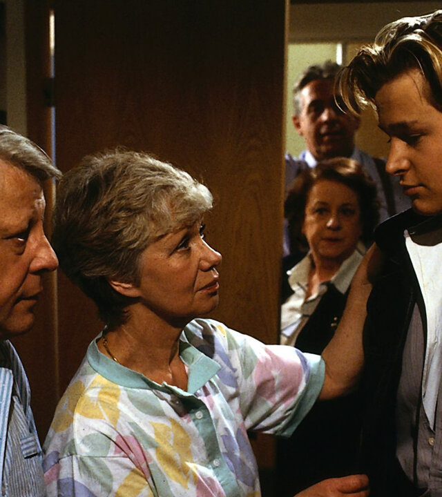 "Die Wicherts von nebenan: Auf Inspektion": Andy (Henrik Martz) kommt ins elterliche Heim zurück und wird von seinen Eltern (Maria Sebaldt, Stefan Orlac) empfangen. Gerda (Inge Wolffberg) und Alwin (Horst Pinnow) beobachten die Szene.