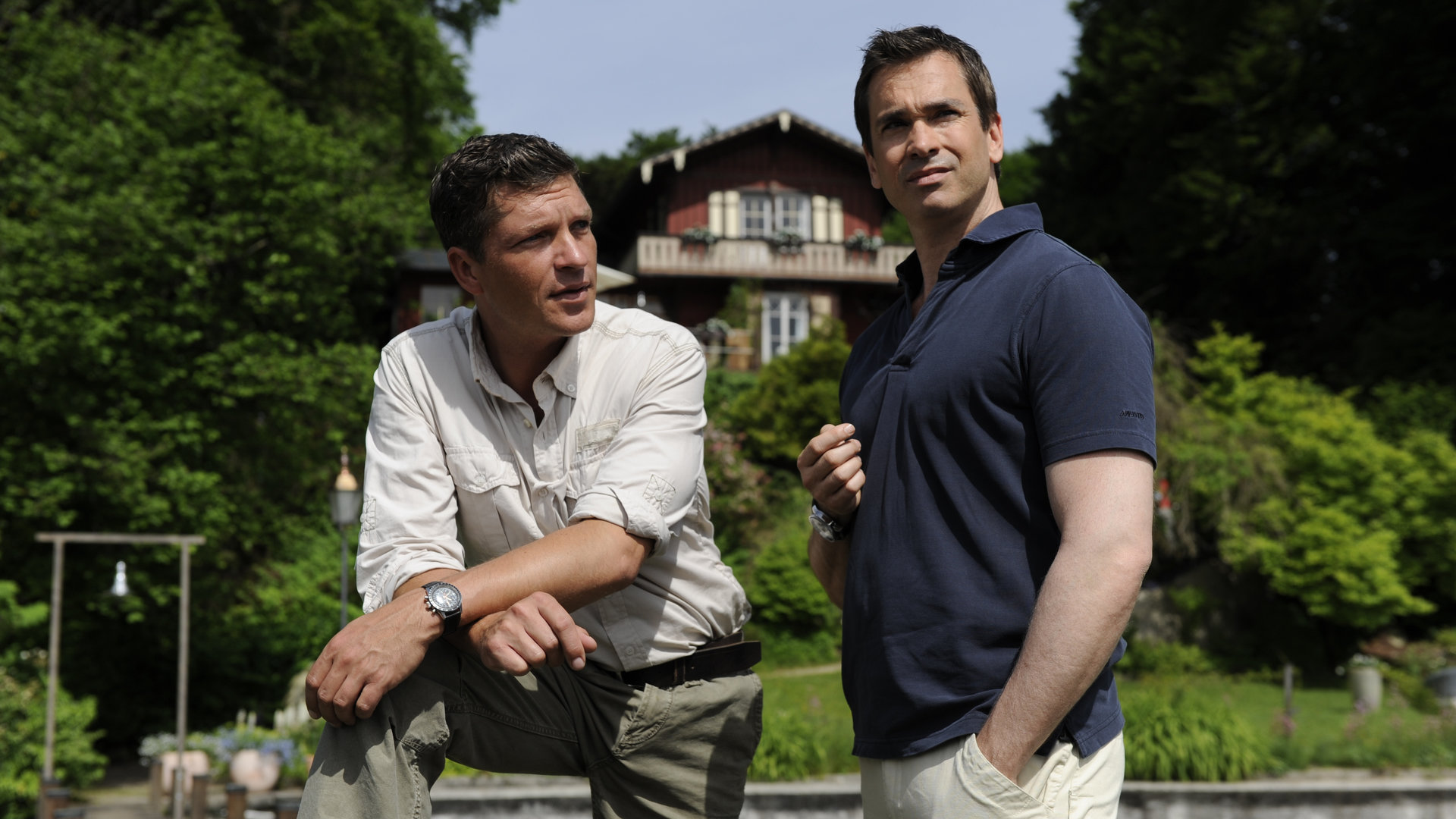 Stefan Leitner (Hardy Krüger jr., l.) bekommt von Bürgermeister Kögl (Manou Lubowski, r.) sein neues Zuhause gezeigt.