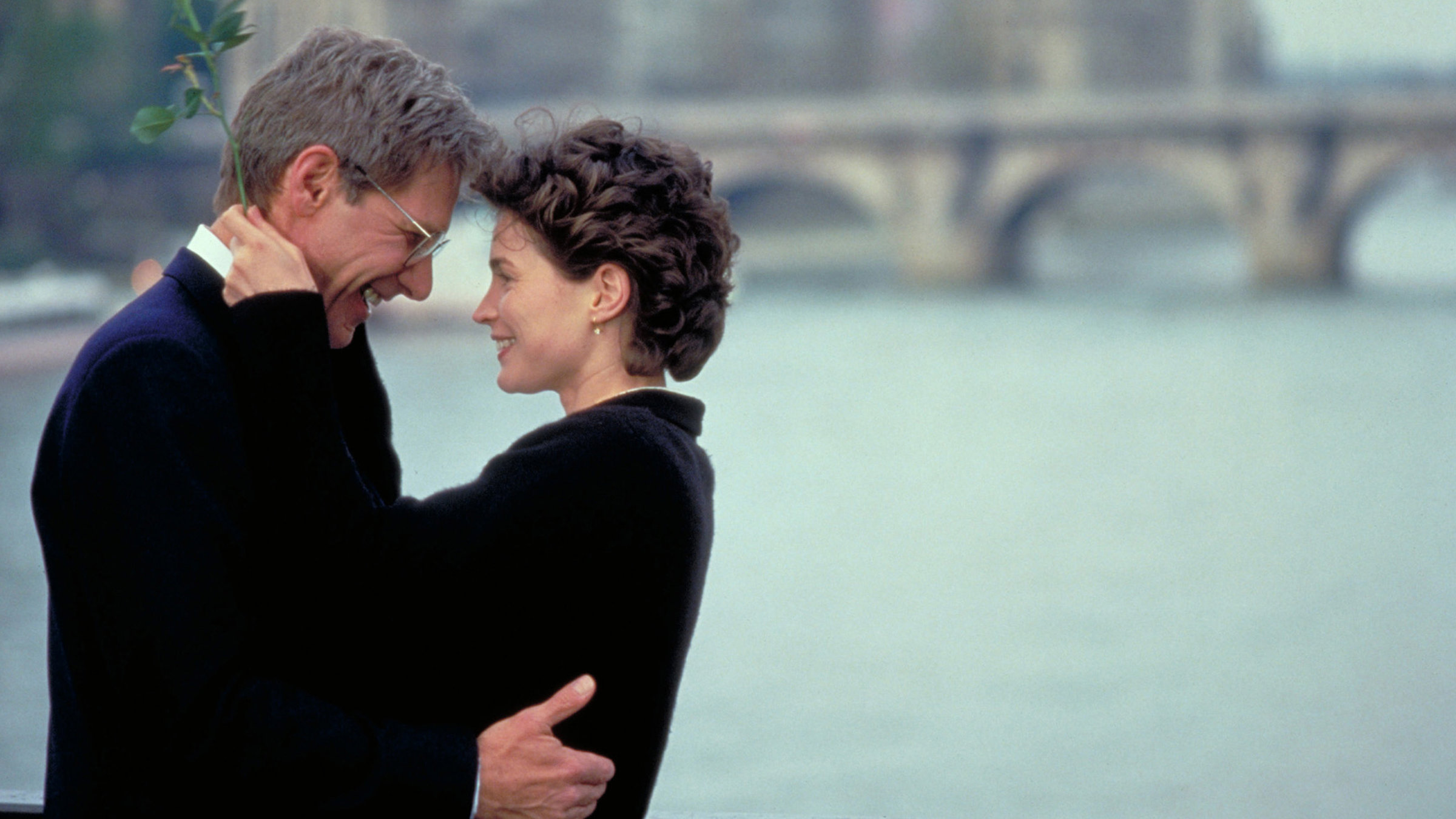 "Sabrina": Linus Larrabee (Harrison Ford) hat sich in Sabrina (Julia Ormond) verliebt.