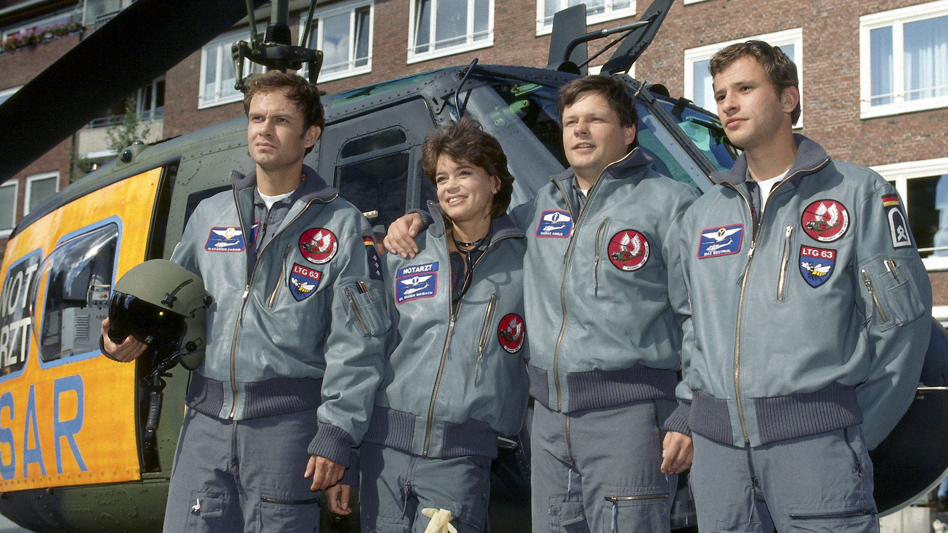 "Die Rettungsflieger - Vier Freunde im Einsatz (2)": Die Rettungsflieger stehen vor ihrem Hubschrauber: Pilot Alex (Matthias Leja), Rettungsärztin Maren (Gerit Kling), Sanitäter Thomas (Ulrich Bähnk) und Bordmechaniker Max (Frank Stieren).
