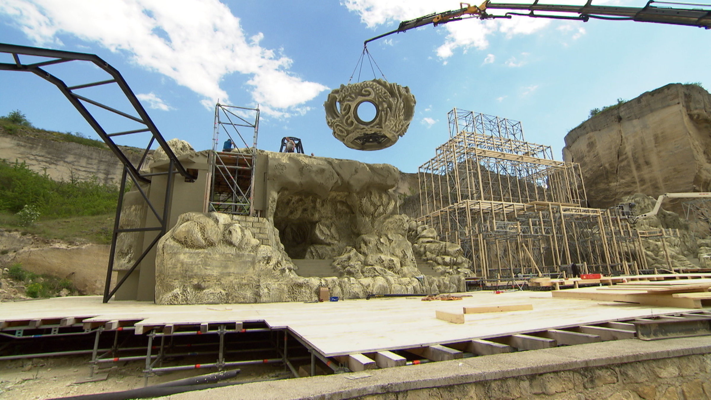 "Herz und Leidenschaft - Turandot im Steinbruch": Turandot - die aufwändige Opern-Produktion im Steinbruch St. Margarethen ,  Bühnenaufbau.