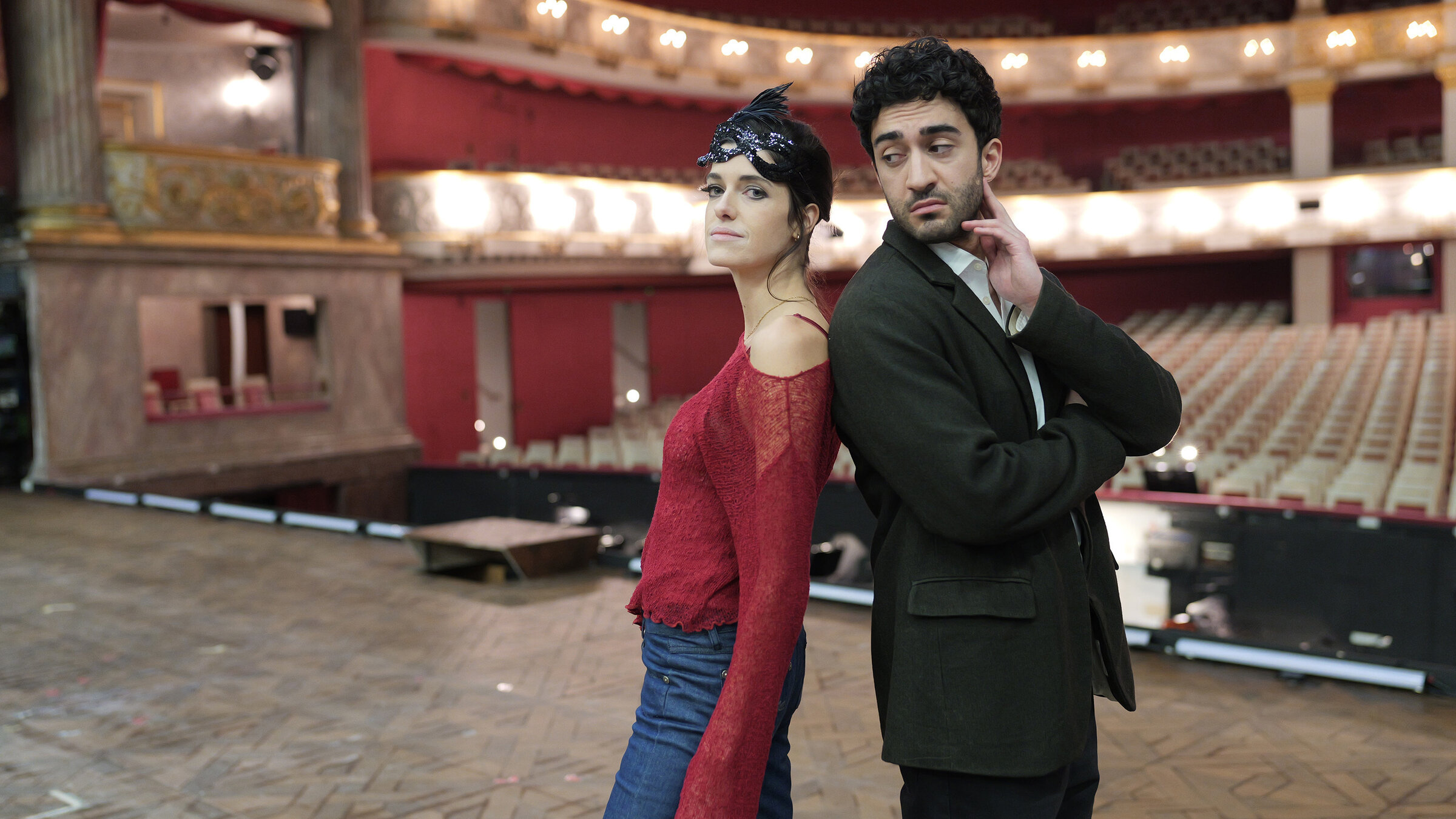 For the Drama (1 bis 3): Rosa (Marie Nasemann) und Gabriel (Eidin Jalali) sind die Zweitbesetzung in der „Fledermaus". Sie fungieren als Backup-Team und sind täglich bei den Proben dabei. Die beiden sind auch privat ein Paar, stecken jedoch mitten in einer Beziehungskrise.