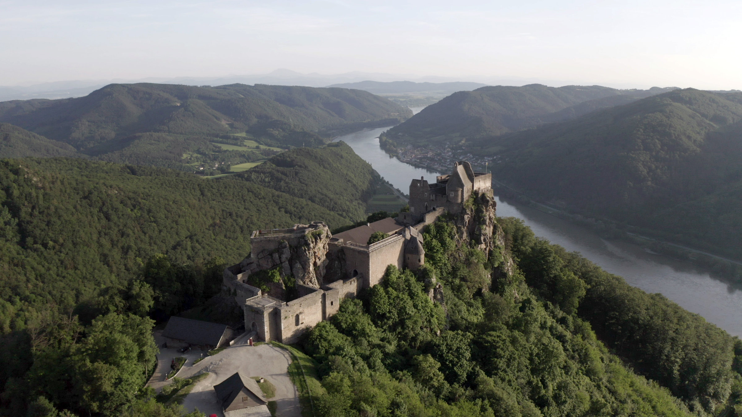 "Burgen und Schlösser in Österreich": Die Burgruine Aggstein - ein Wahrzeichen der Kulturlandschaft Wachau.