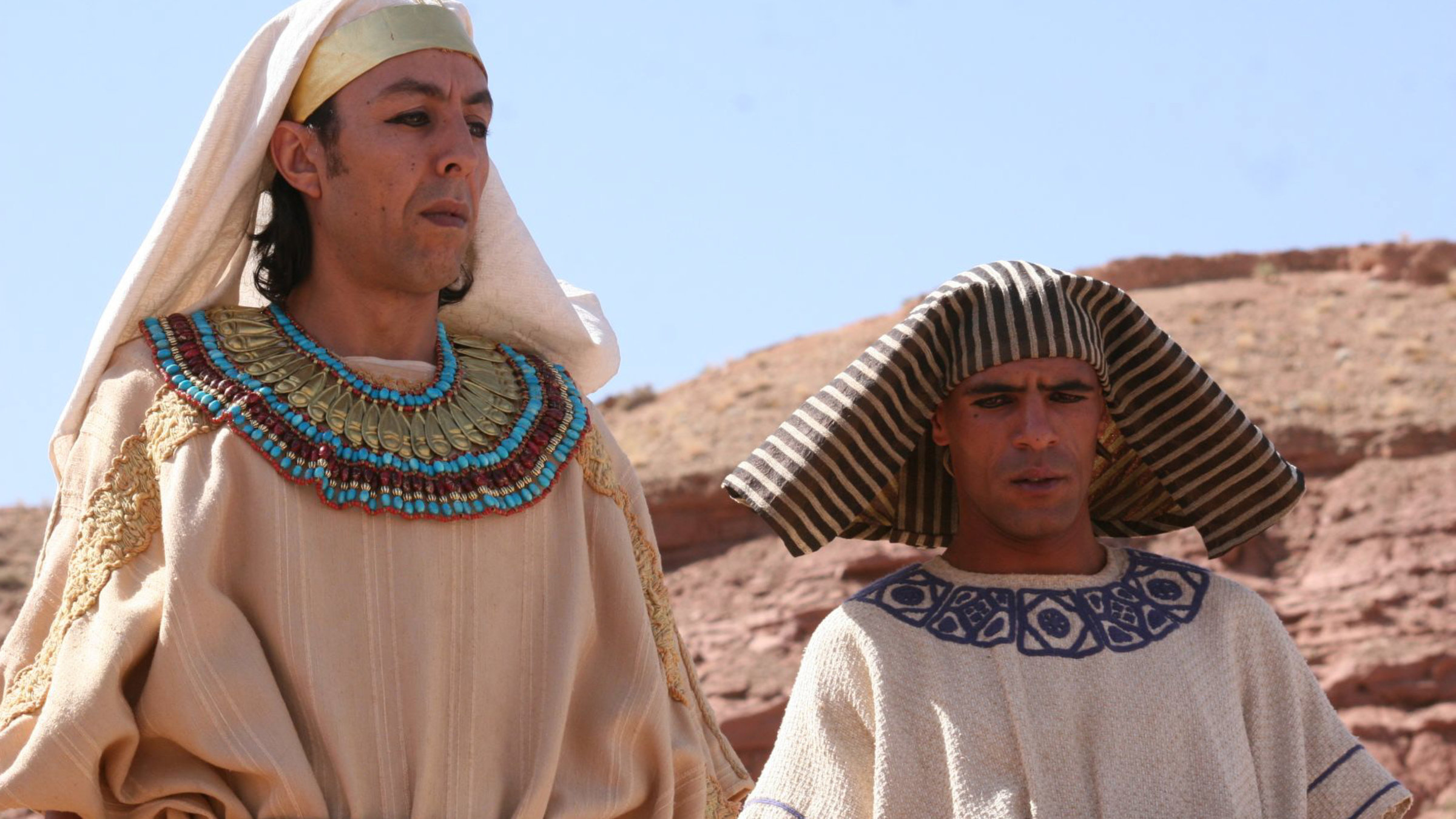 "Terra X: Ägypten - Das Geheimnis des ewigen Lebens": Spielszene: Ramses II. (Said Bey) und der Schreiber Ramose (Stitou Mohcine) in Nahaufnahme in der Wüste.