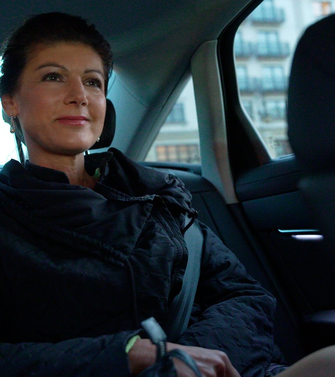 "Die Wagenknecht-Story - Rebellin, Realistin, Populistin?": Sahra Wagenknecht sitzt im Fond eines Autos.