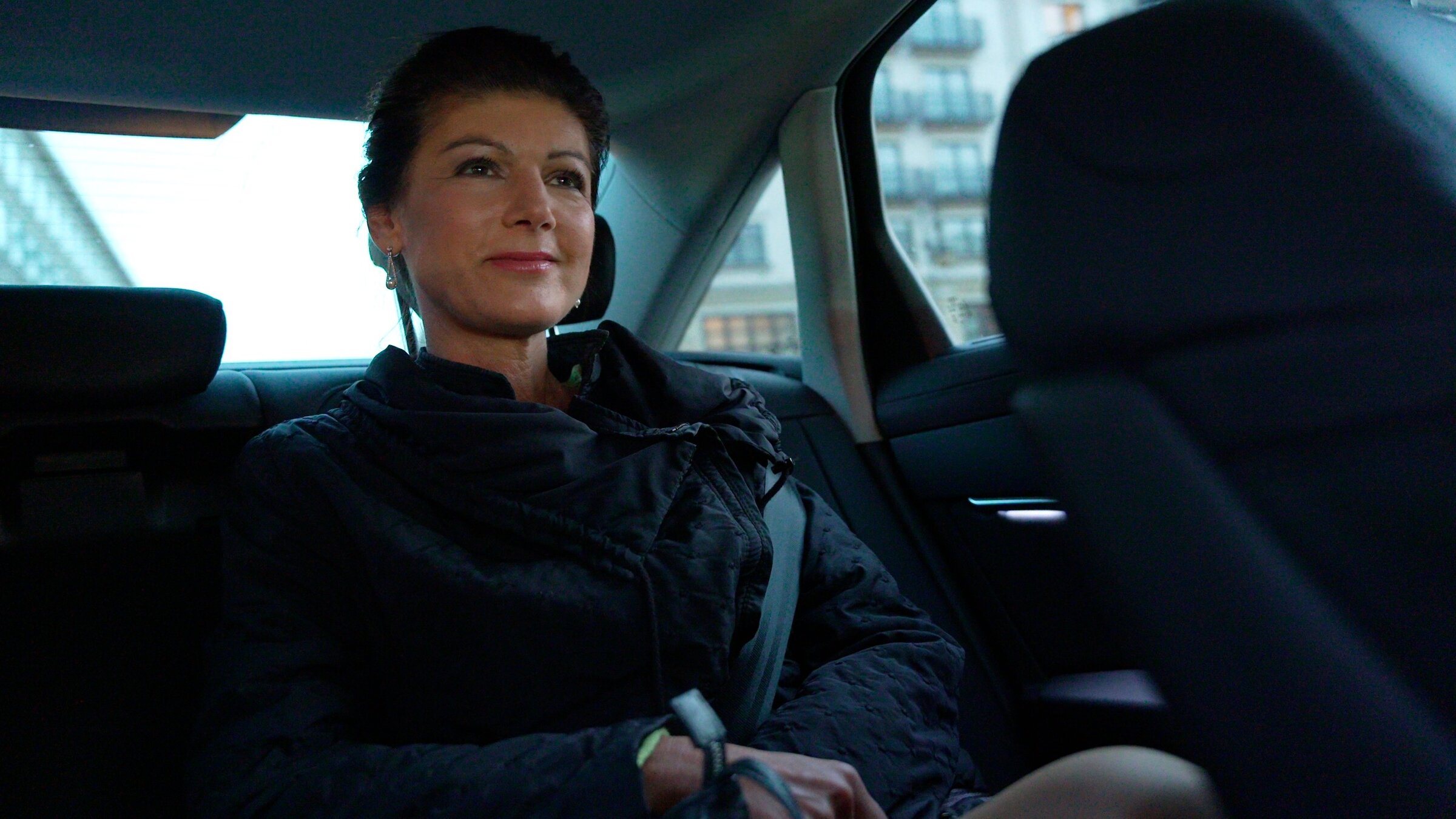 "Die Wagenknecht-Story - Rebellin, Realistin, Populistin?": Sahra Wagenknecht sitzt im Fond eines Autos.