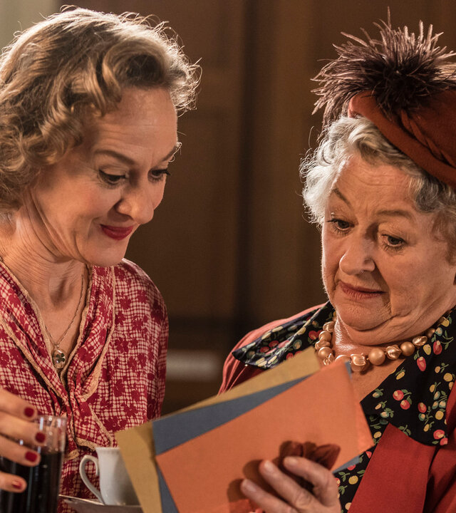 "Father Brown - Die Zahlen des Teufels": Mrs. McCarthy (Sorcha Cusack) und ihre Schwester Roisin Crayford (Niamh Cusack) betrachten die Lose, die sie beim Bingo-Spiel erhalten haben.