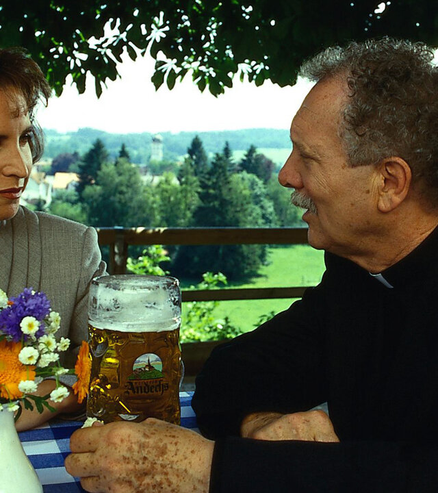 "Alle meine Töchter - Durch die Blume gesagt": Prälat Rottmann (Hans Stetter) unterhält sich bei einem Bier mit Sonja (Katerina Jacob).