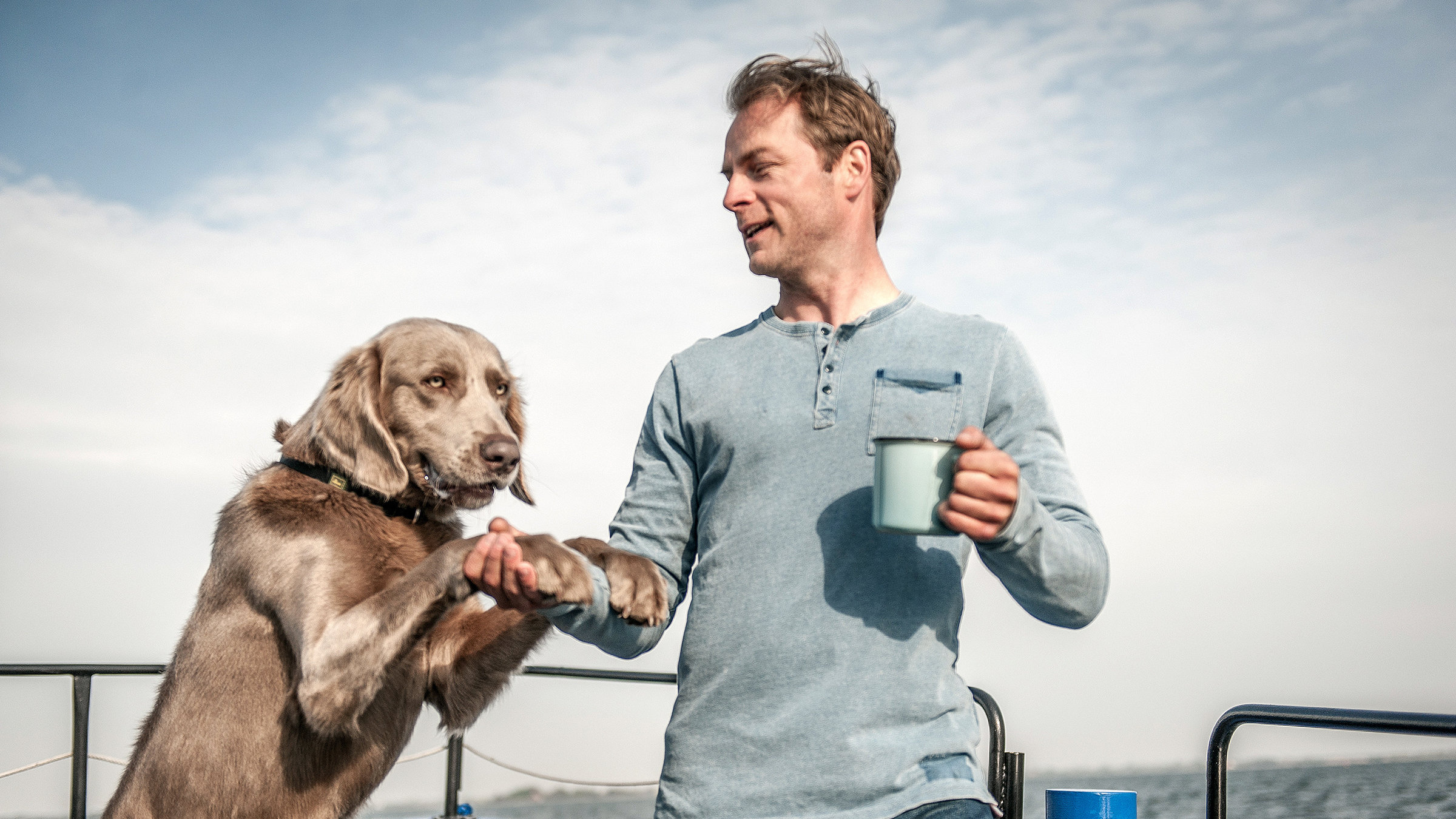 "Nord bei Nordwest - Käpt'n Hook": Jacobs (Hinnerk Schönemann) und Hund Holly auf ihrem neuen Hausboot