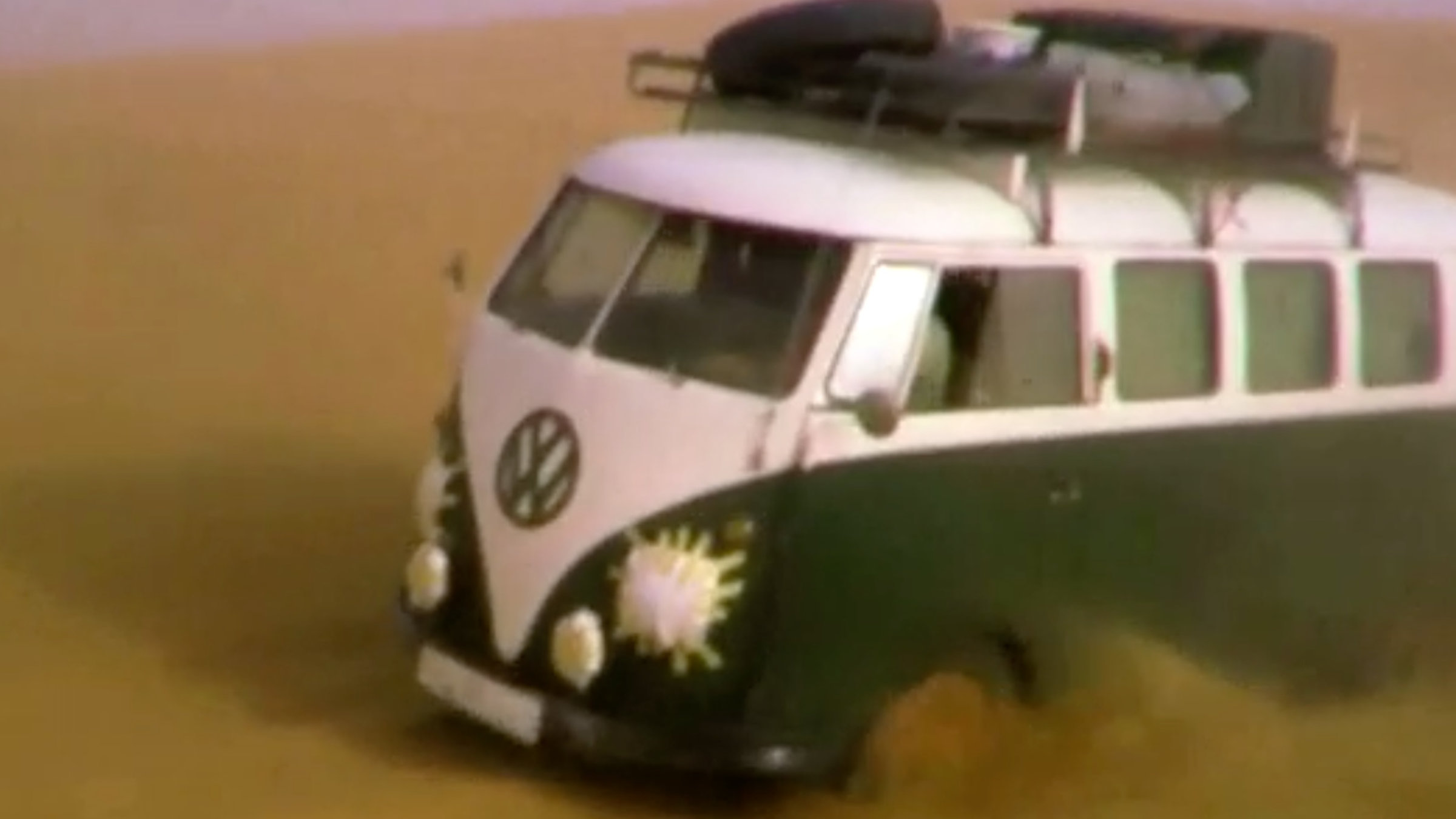 "ZDF-History: Wir sind dann mal weg - Die Geschichte unseres Urlaubs: Grün-weißer VW-Bulli in der Wüste.