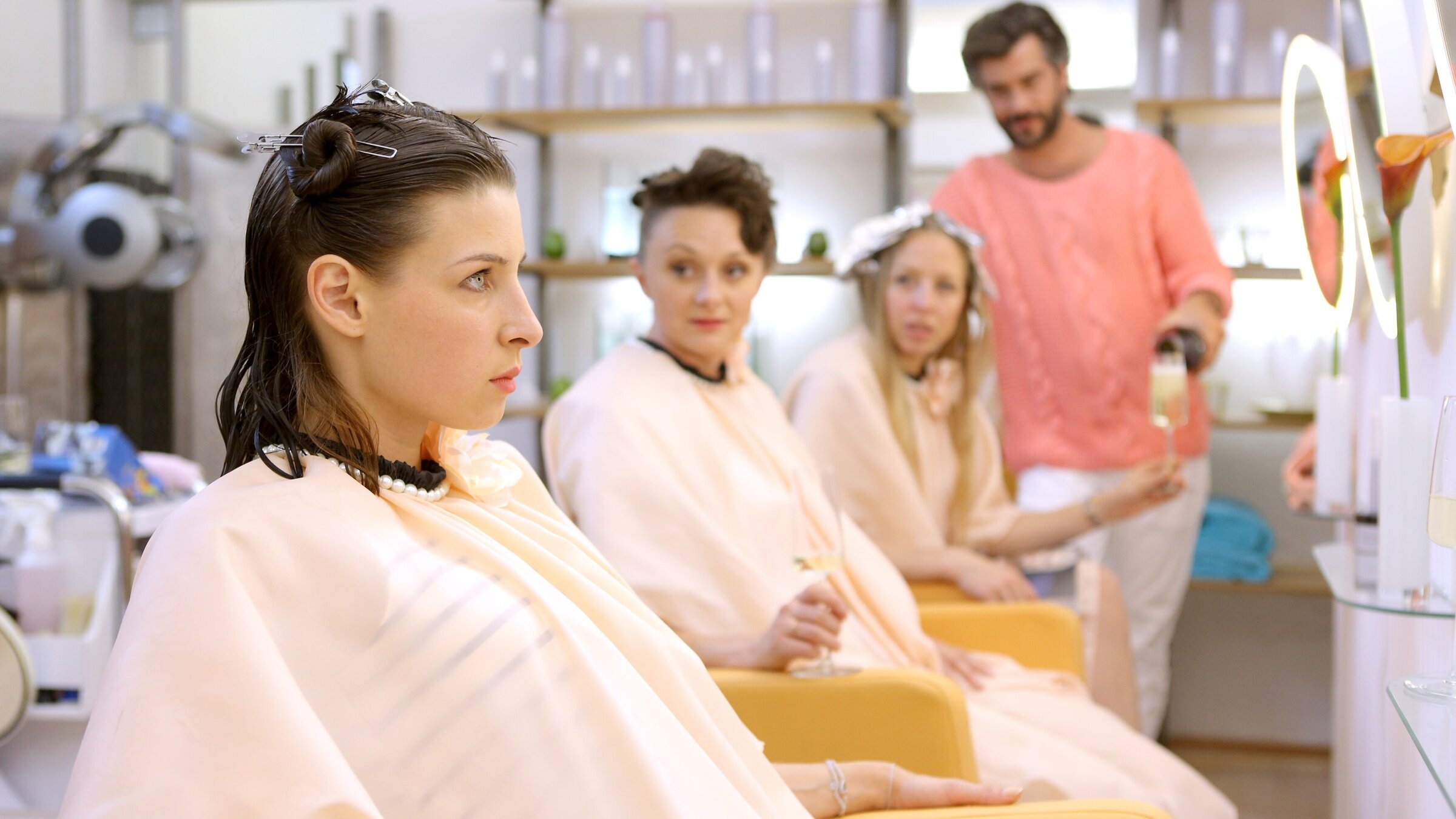 "Vorstadtweiber (3/10)": (v.li.): Martina Ebm (Caroline Melzer), Gerti Drassl (Maria Schneider), Nina Proll (Nicoletta Huber), Xaver Hutter (Francesco).