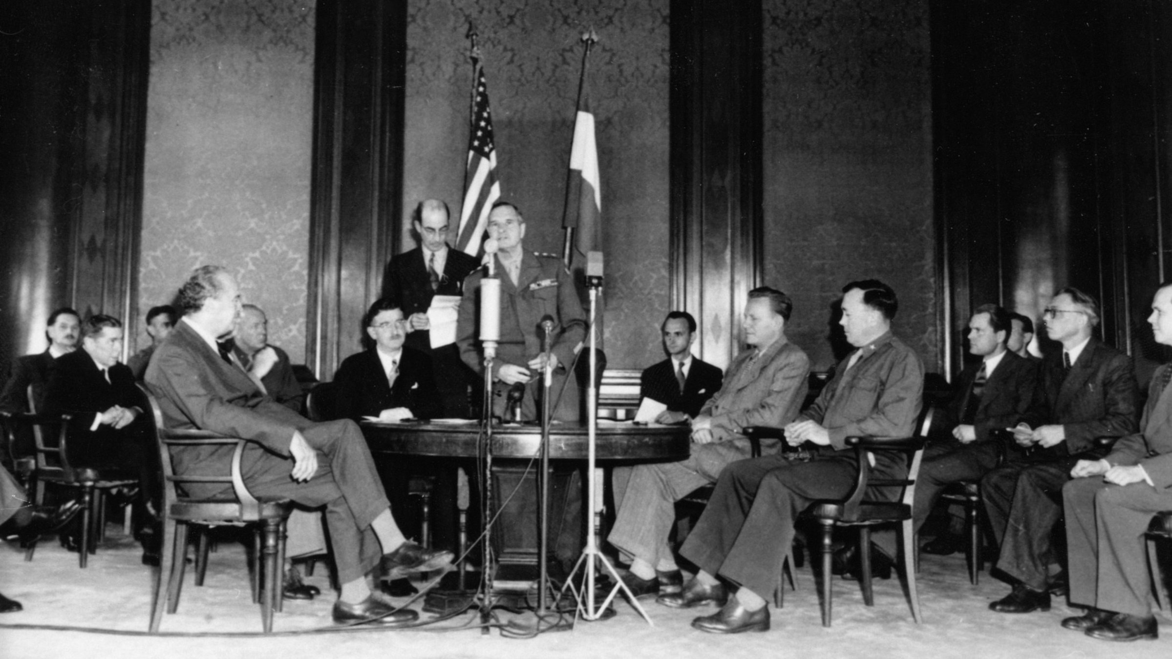 "Österreich II - Sonderfall Österreich": Unterzeichnung des ersten amerikanischen Hilfsabkommens für Österreich am 25. Juni 1947 durch Bundeskanzler Figl und Außenminister Gruber auf der einen Seite und dem neuen amerikanischen Hochkommissar General Keyes auf der anderen Seite.