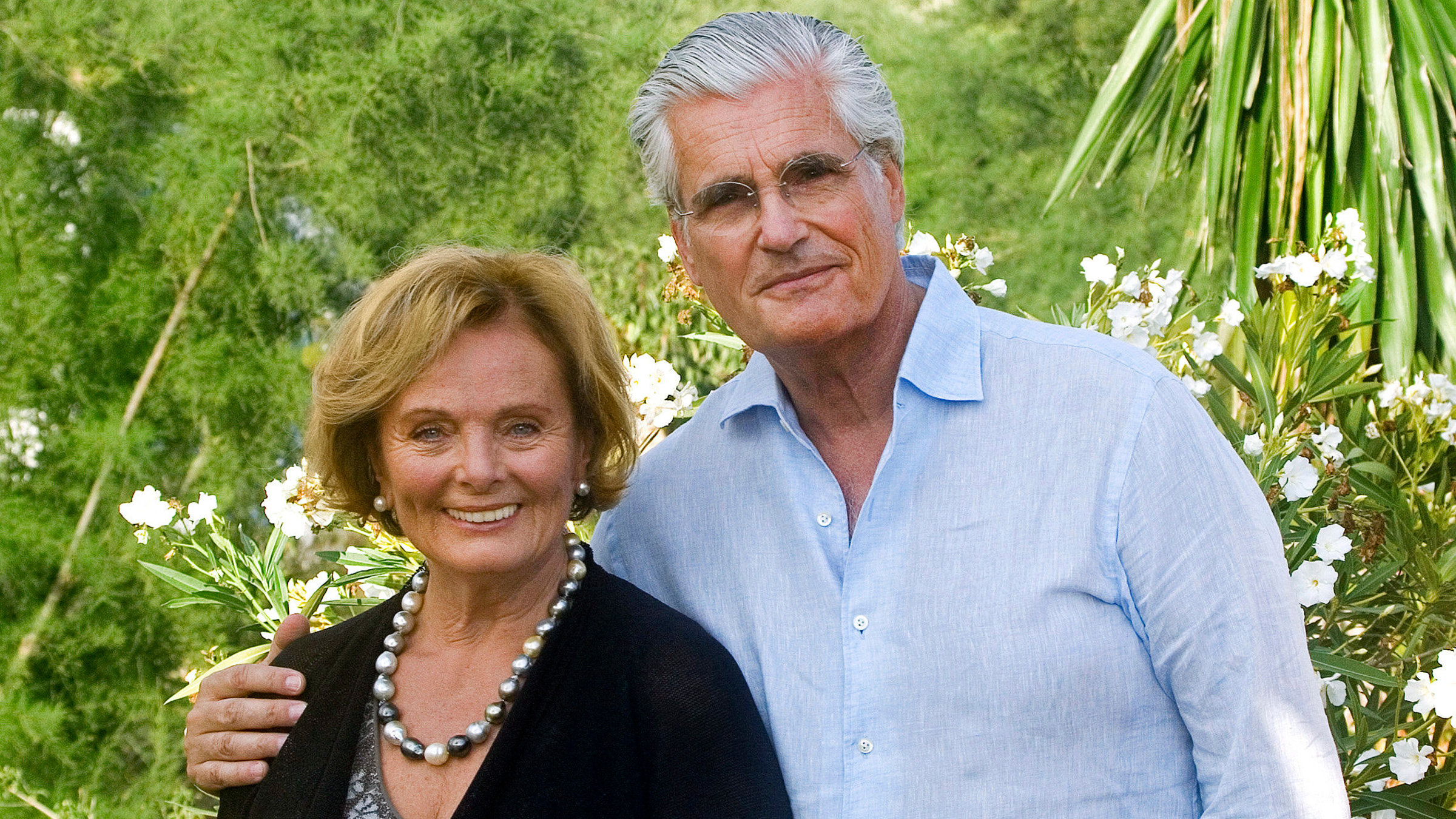 "Sommerlicht": Lea (Ruth Maria Kubitschek) freut sich, dass der New Yorker Gallerist Sean (Sky du Mont) zu ihrem Geburtstag angereist ist.