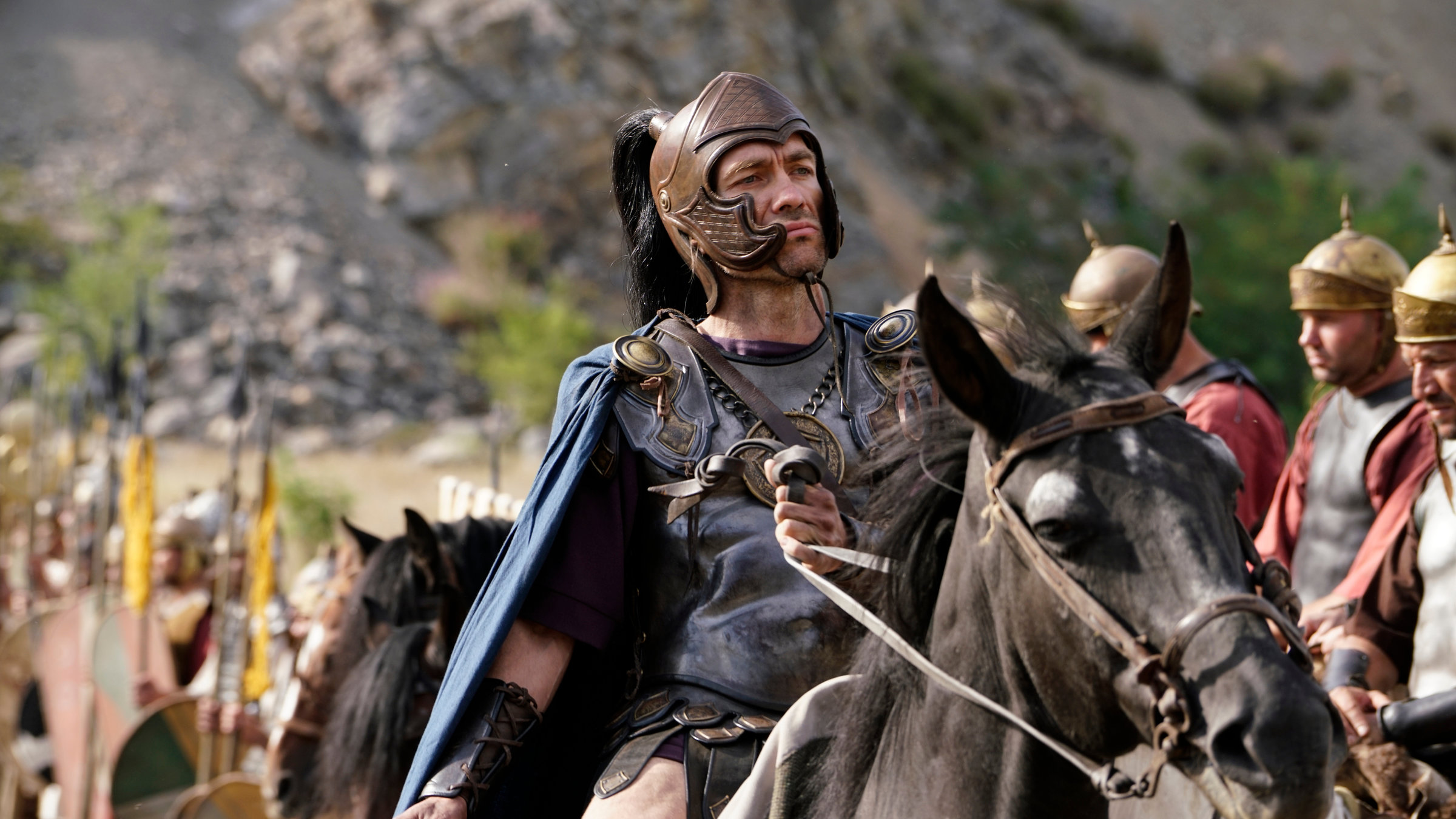 "Terra X - Die Hannibal-Expedition":  Spielszene: Hannibal-Darsteller (Aleksander Georgiev) sitzt auf einem Pferd und reitet an seinen Truppen vorbei.